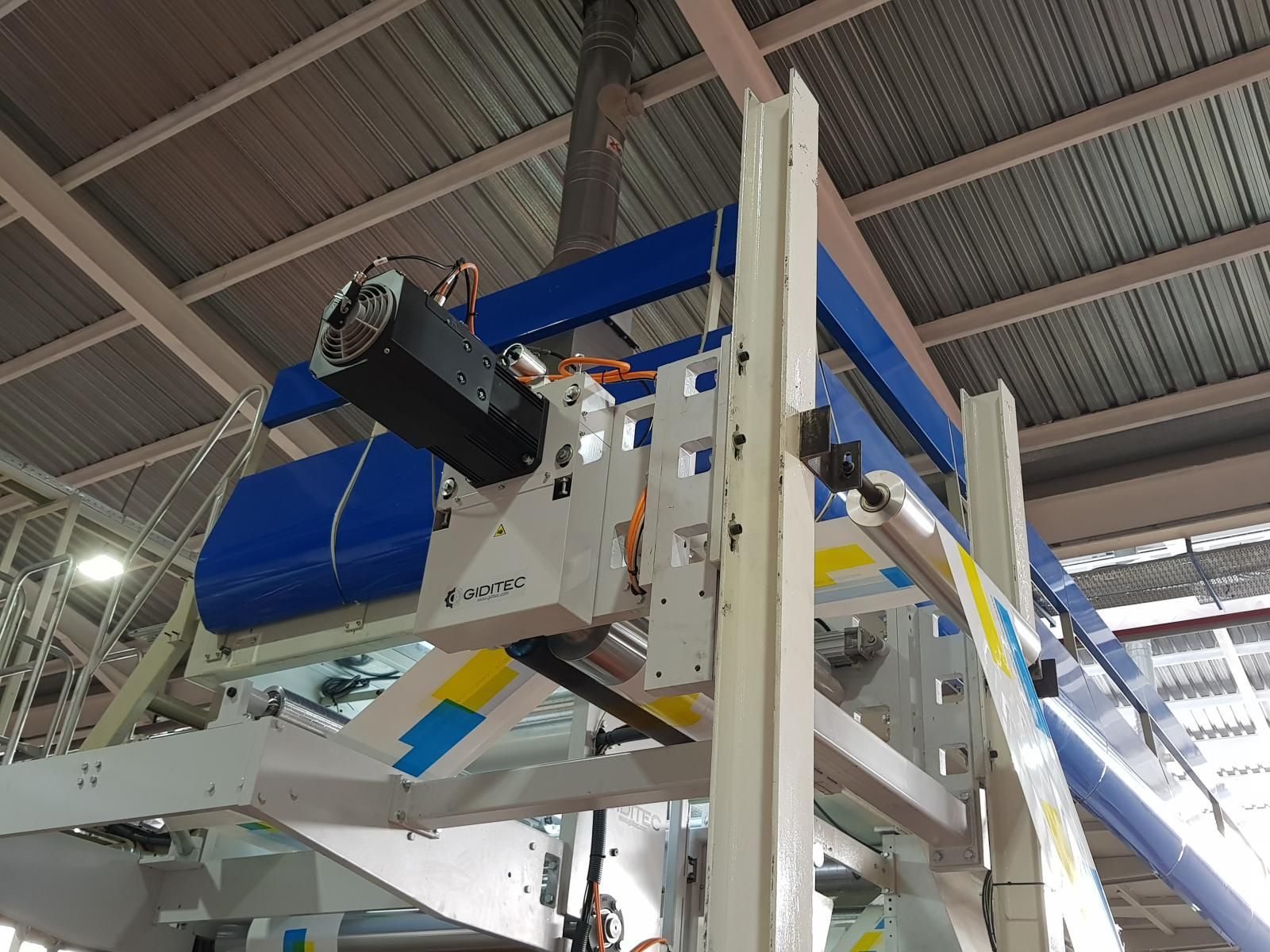 Una máquina cuelga del techo de una fábrica.