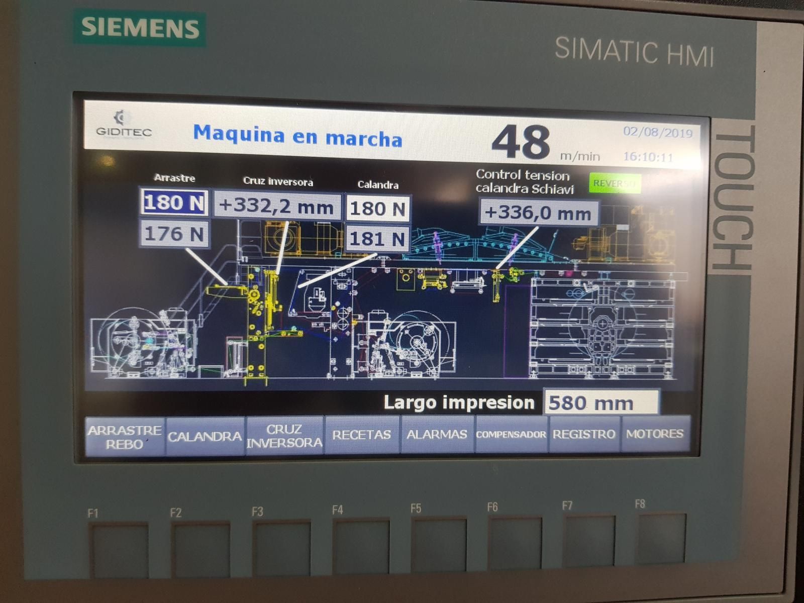 Un monitor táctil Siemens Simatic HMI muestra una máquina en acción
