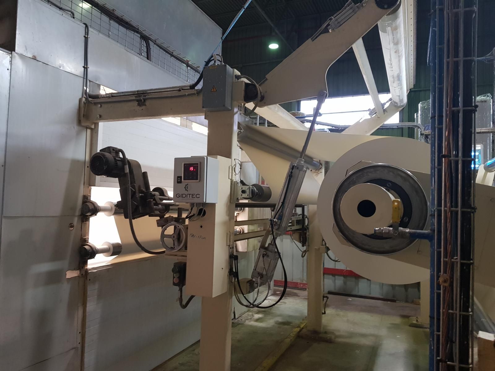 Una máquina está fabricando un rollo de papel en una fábrica.