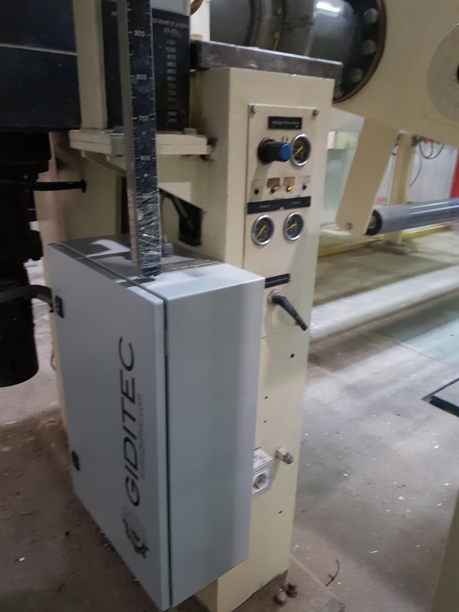 Una máquina con una caja que dice giotec