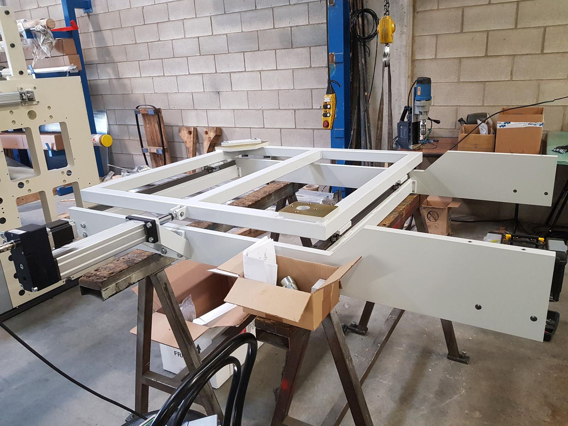 Un trozo de madera está sobre una mesa de madera en una habitación.