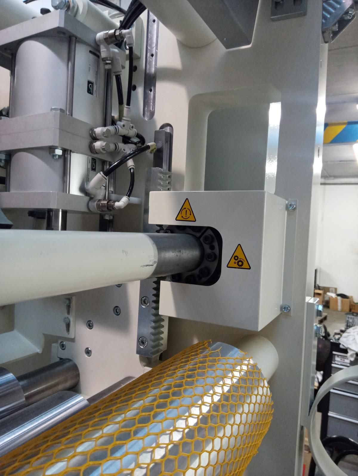 Una máquina que tiene una señal de advertencia.