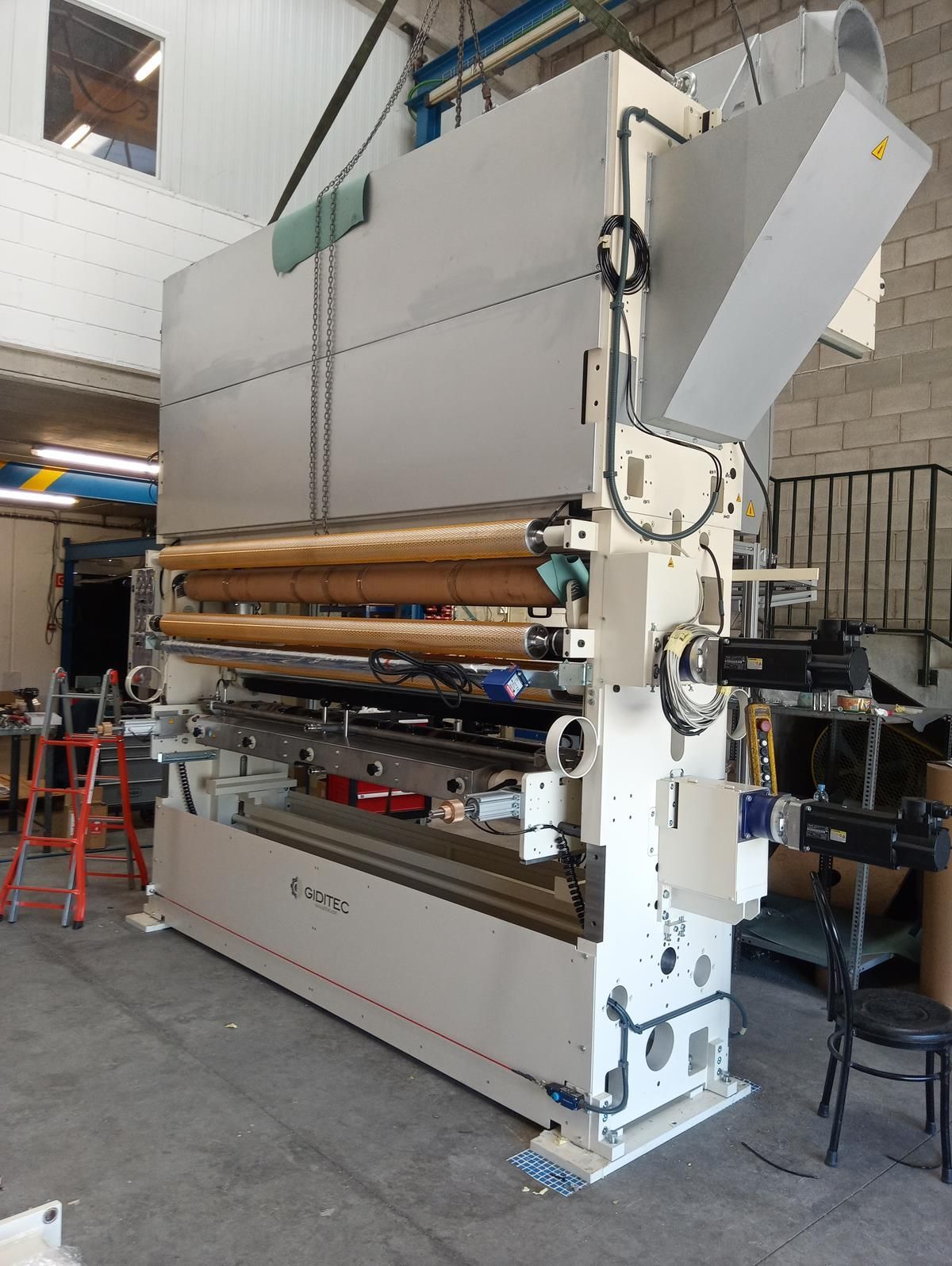 Una gran máquina está en el suelo en una fábrica.