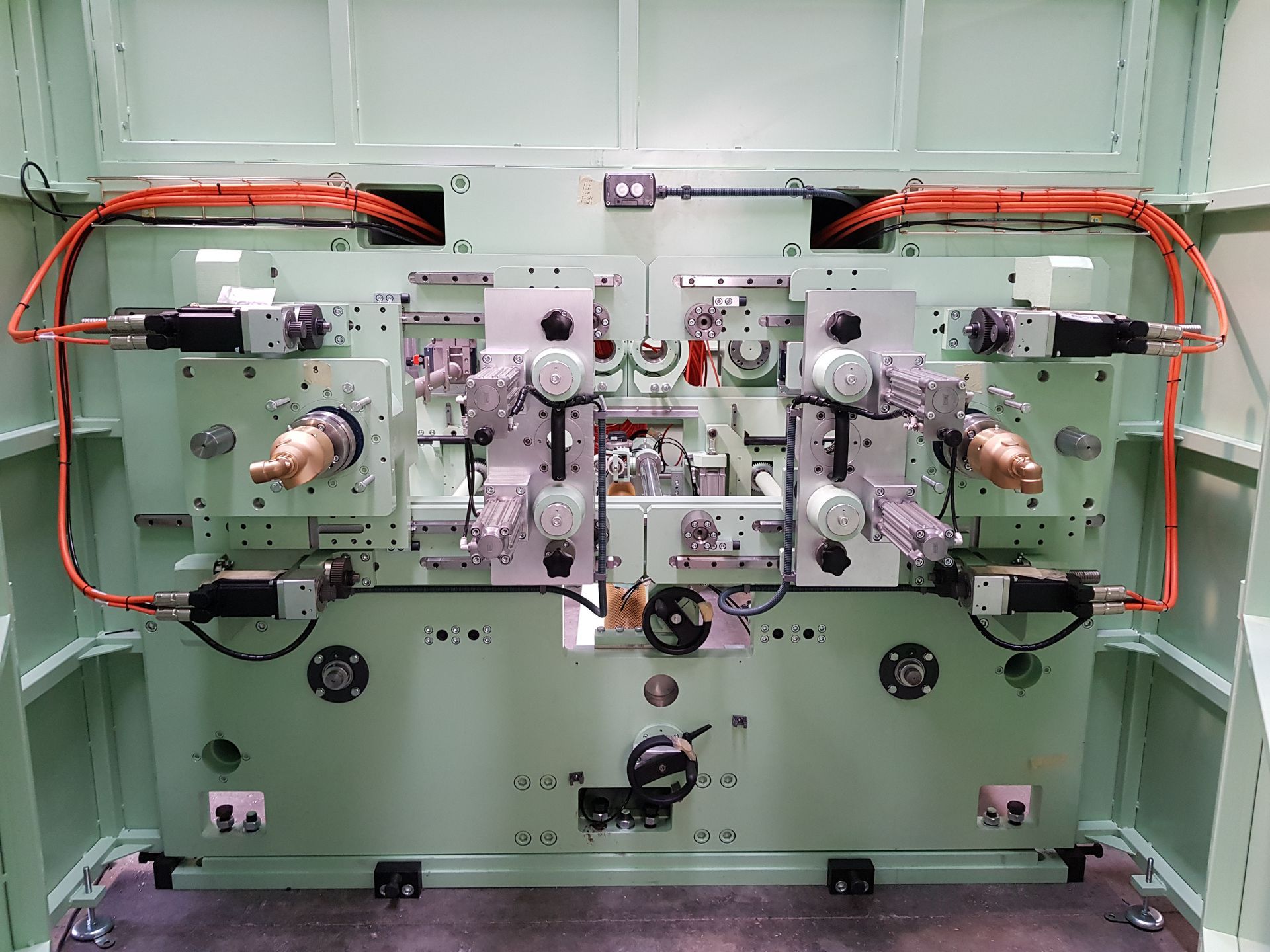 Una máquina de la que salen muchos cables.