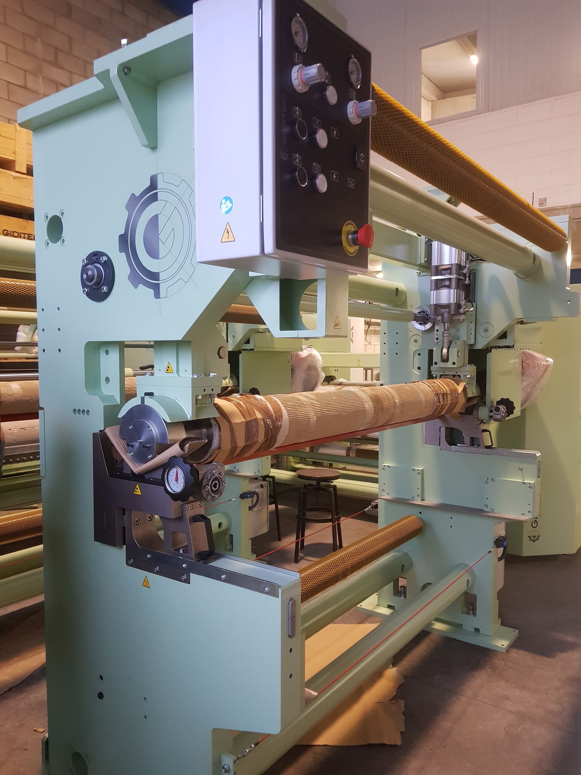 Una máquina grande con una caja que dice 