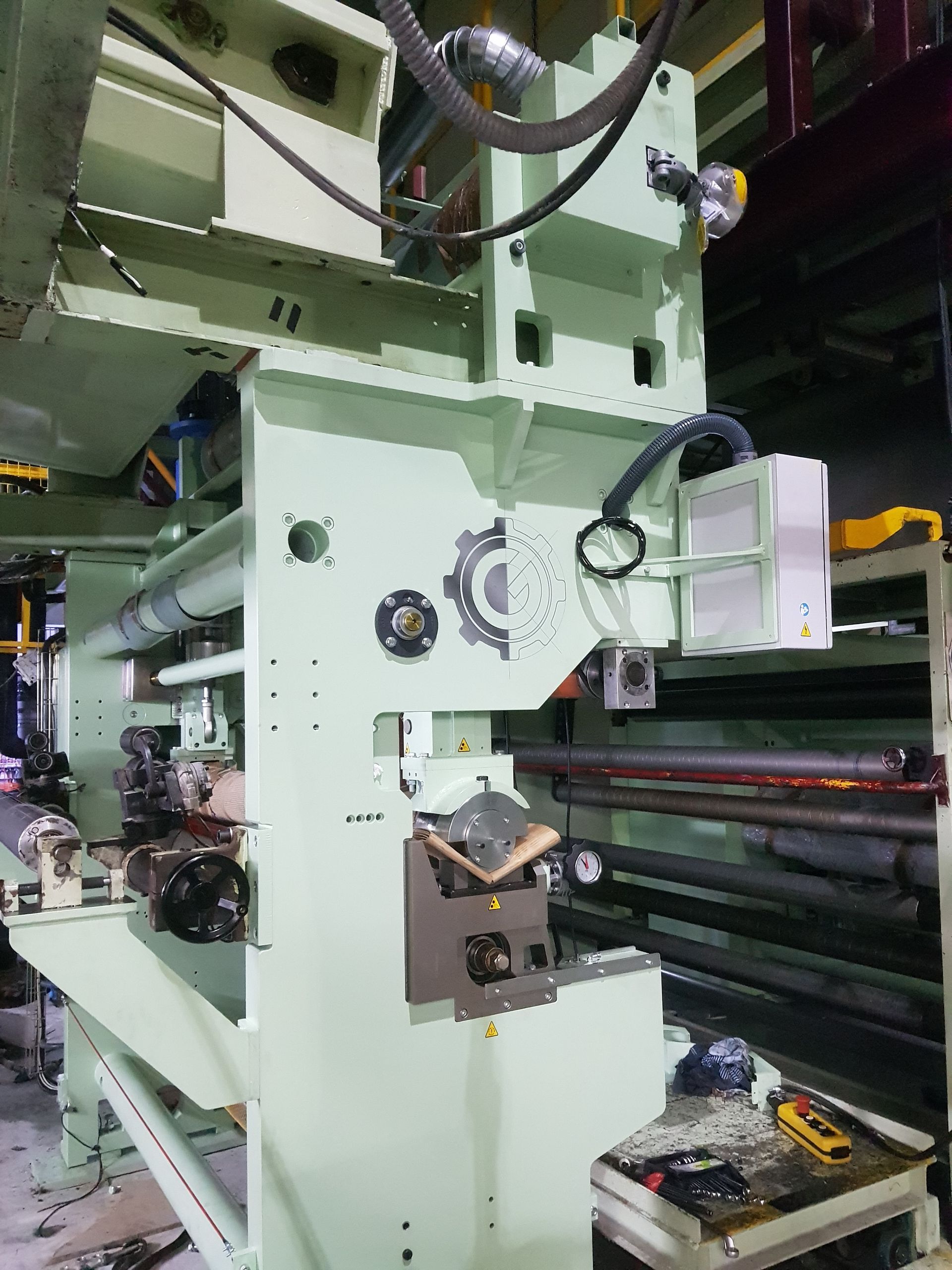 Una máquina grande con muchos cables saliendo de ella.