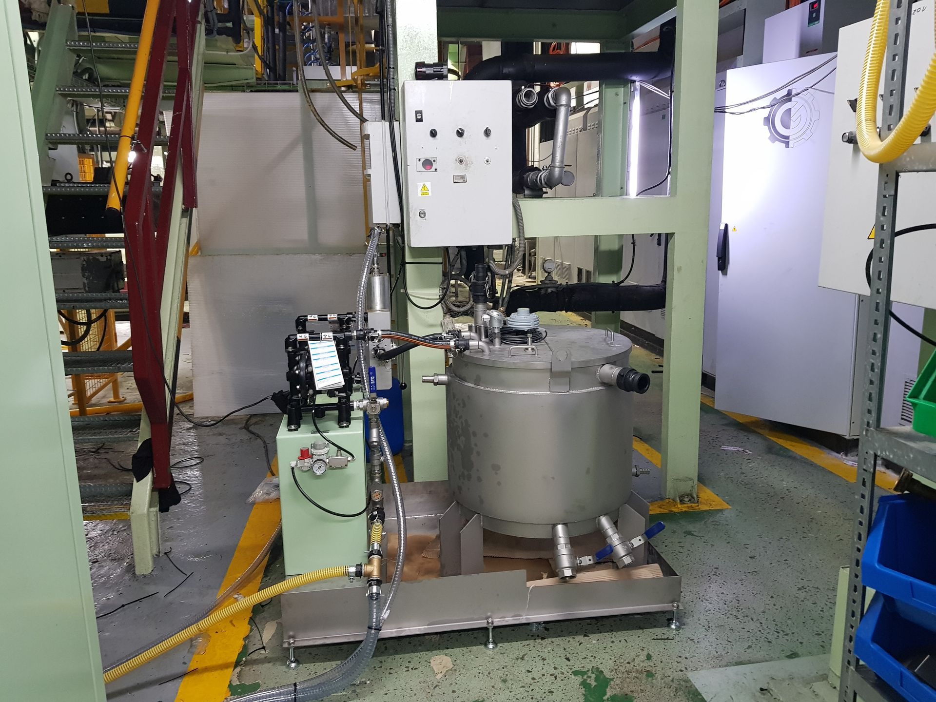 Un gran tanque de acero inoxidable se encuentra en una fábrica.