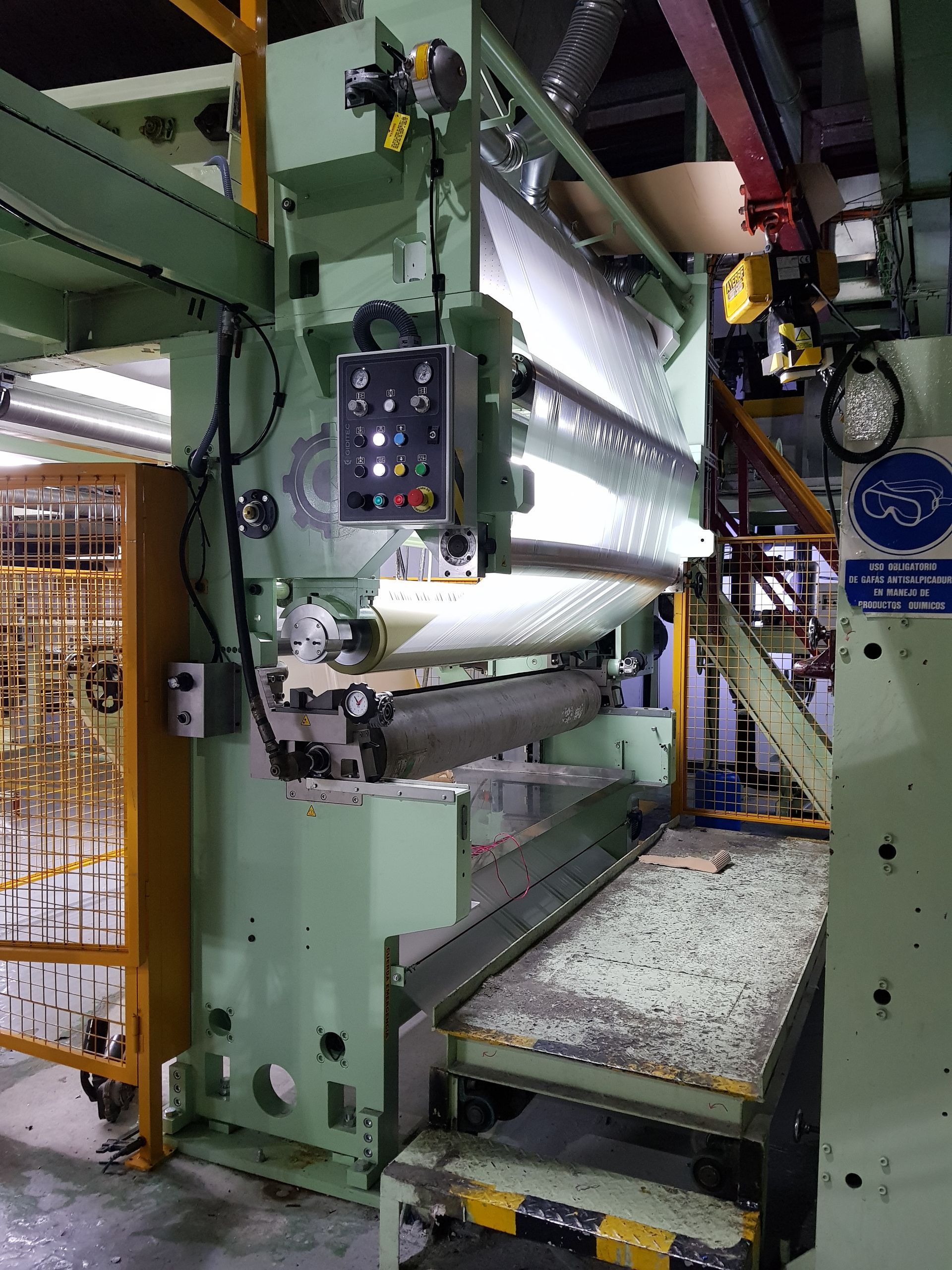 Una máquina grande se encuentra en una fábrica.