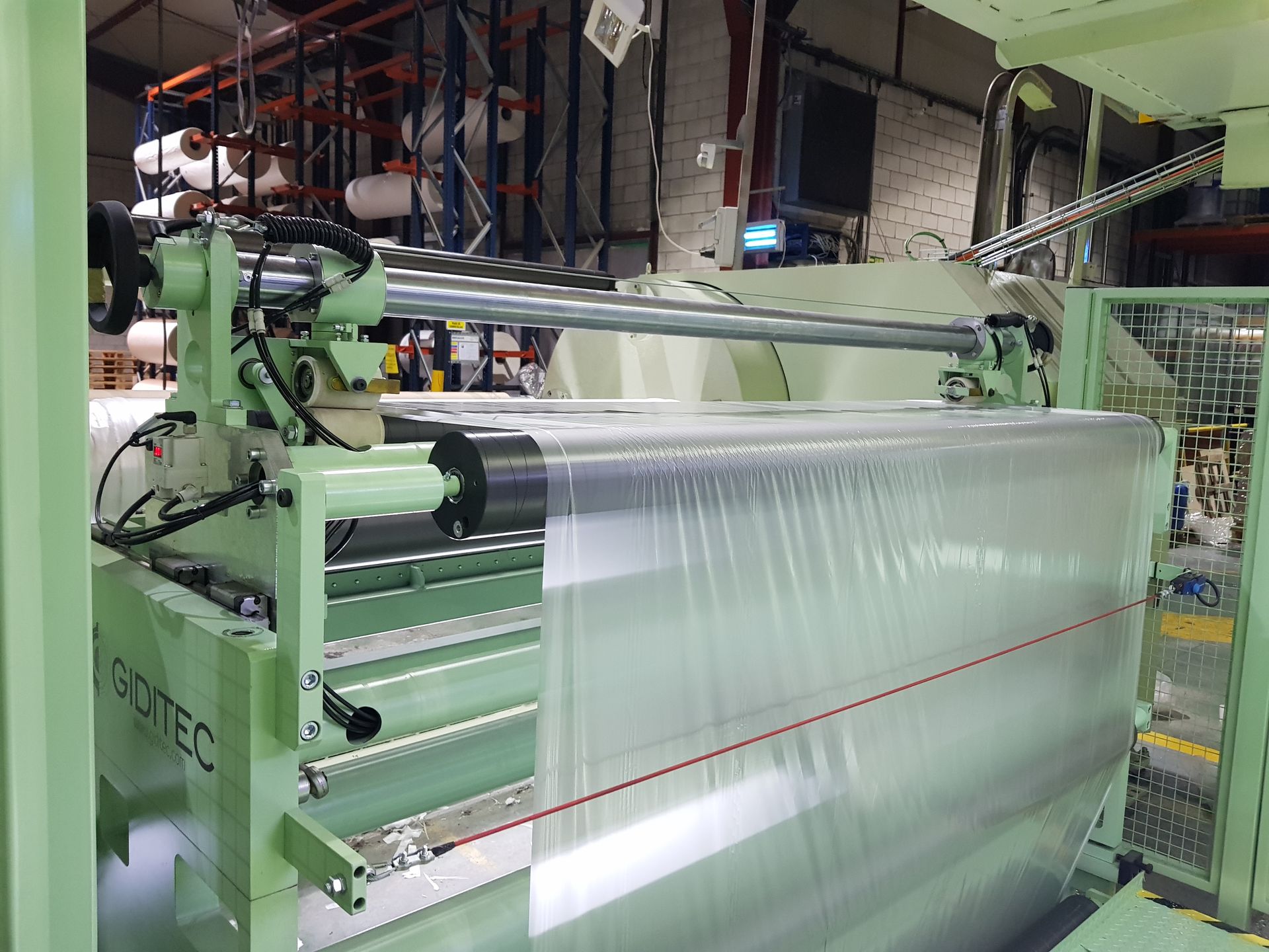 Una máquina está fabricando bolsas de plástico en una fábrica.