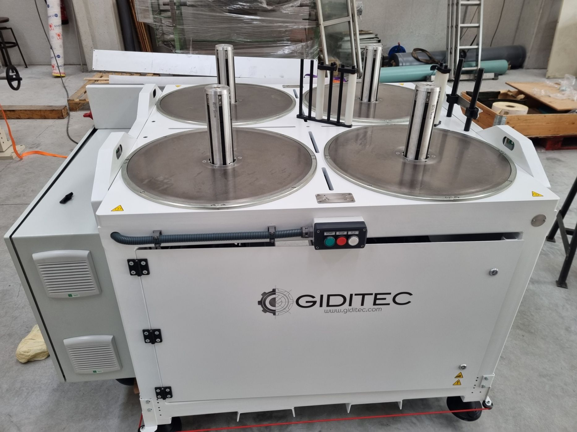 Una máquina está sentada en un carro en un almacén.