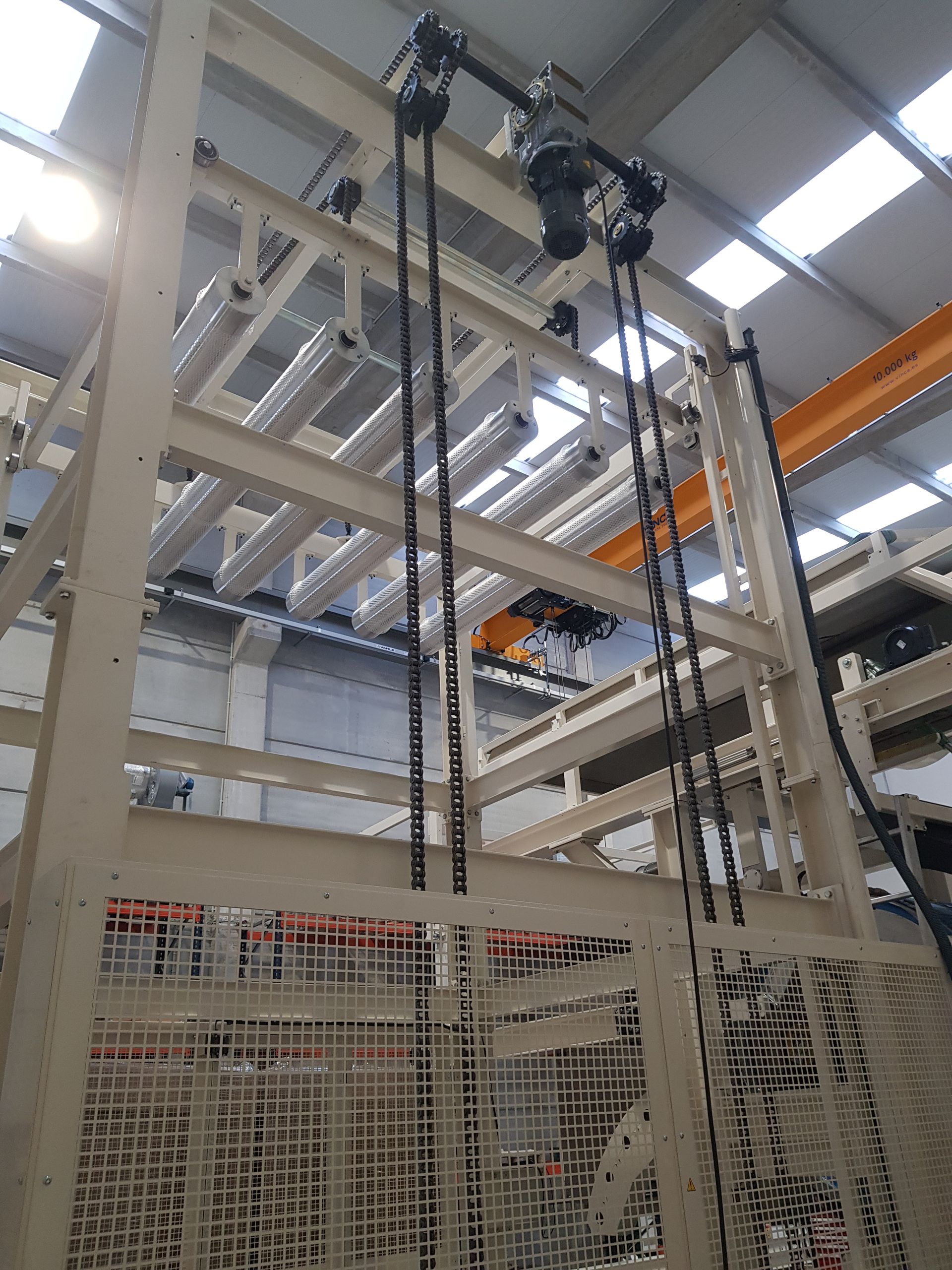 Una gran máquina cuelga del techo de un edificio.