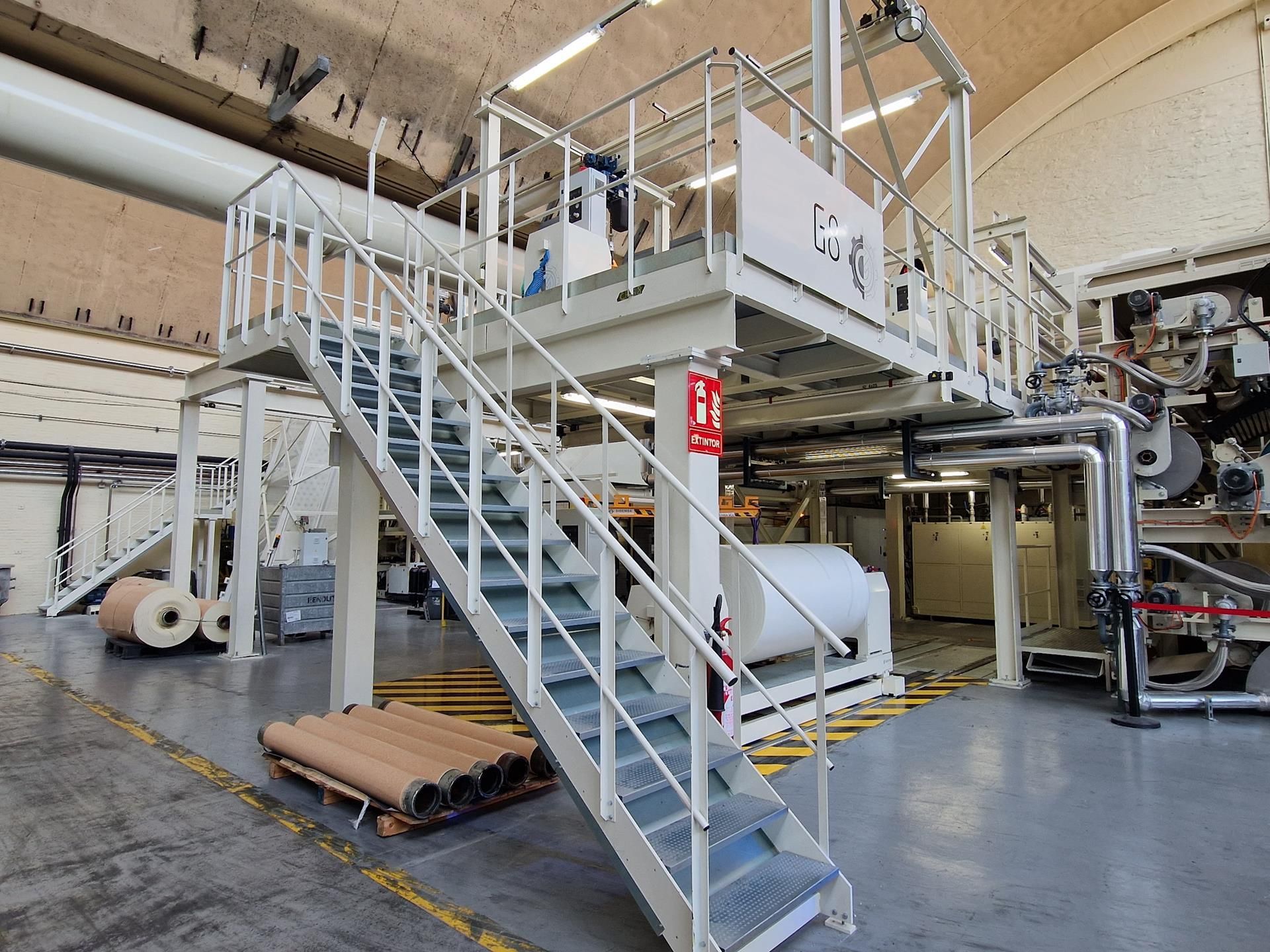 Una escalera que conduce a una máquina en una fábrica.