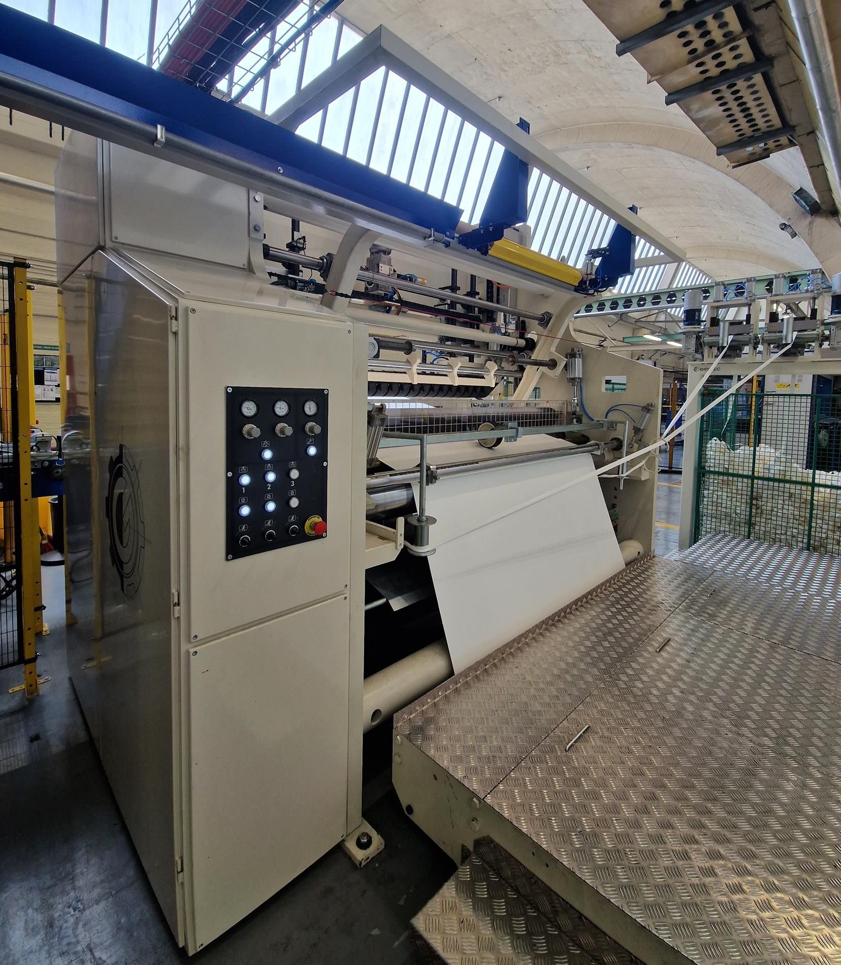 Una máquina está sentada encima de una mesa en una fábrica.