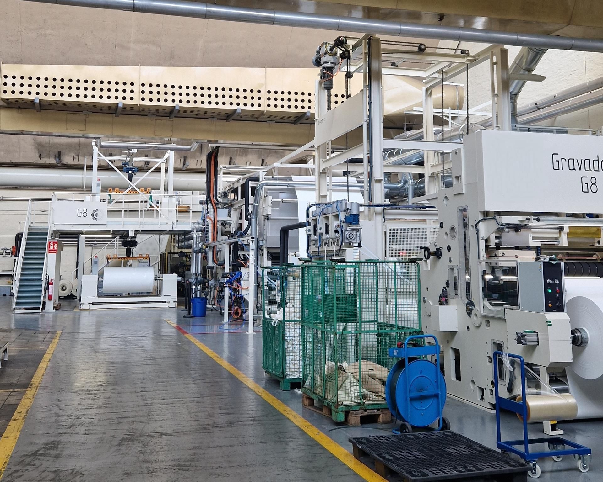 Una máquina grande en una fábrica tiene el número 05.