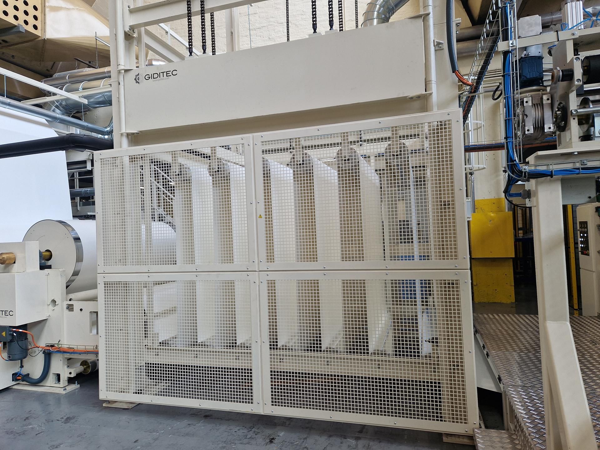 Una máquina en una fábrica con una valla alrededor.