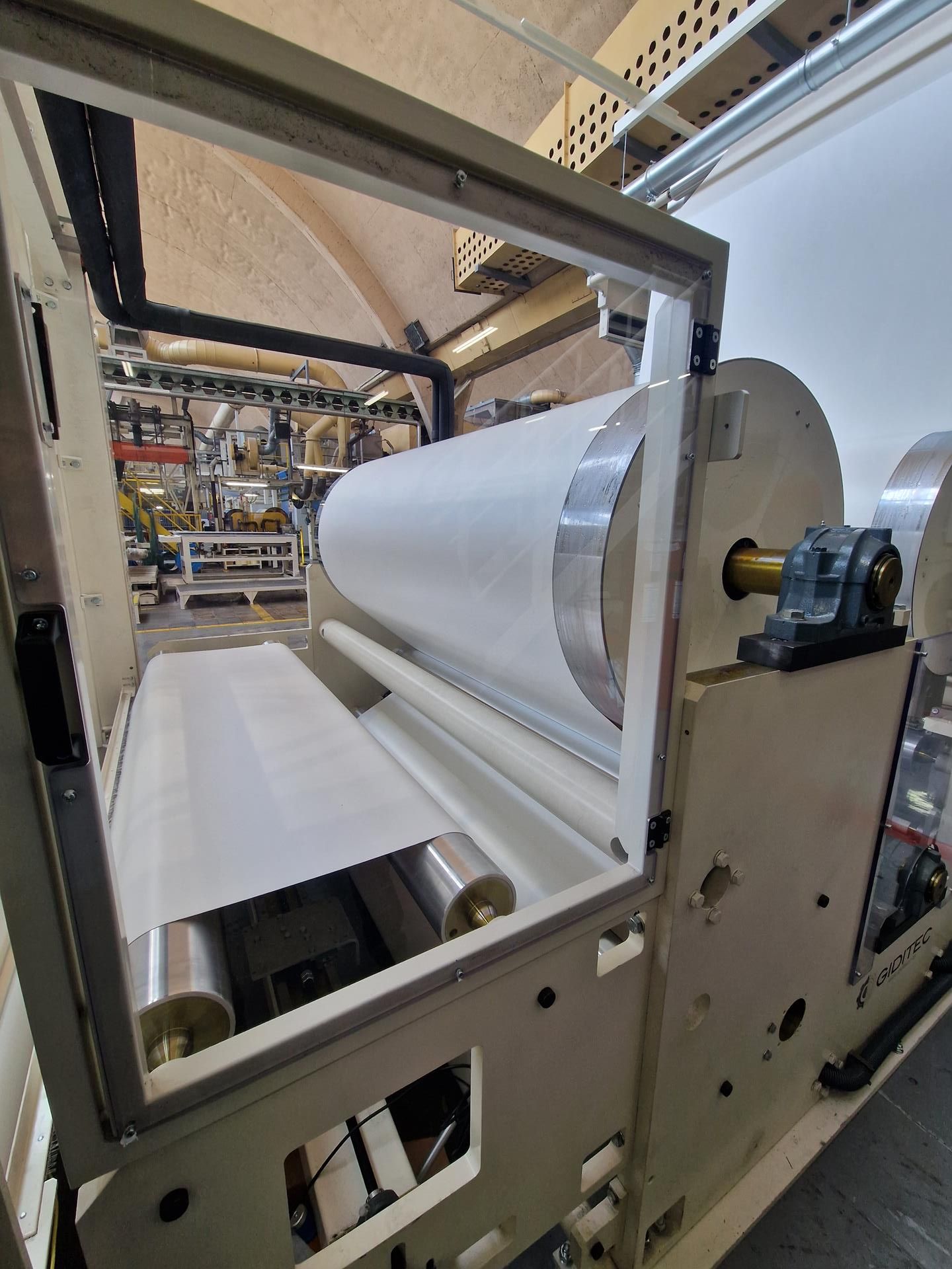 Una máquina está fabricando un rollo de papel en una fábrica.