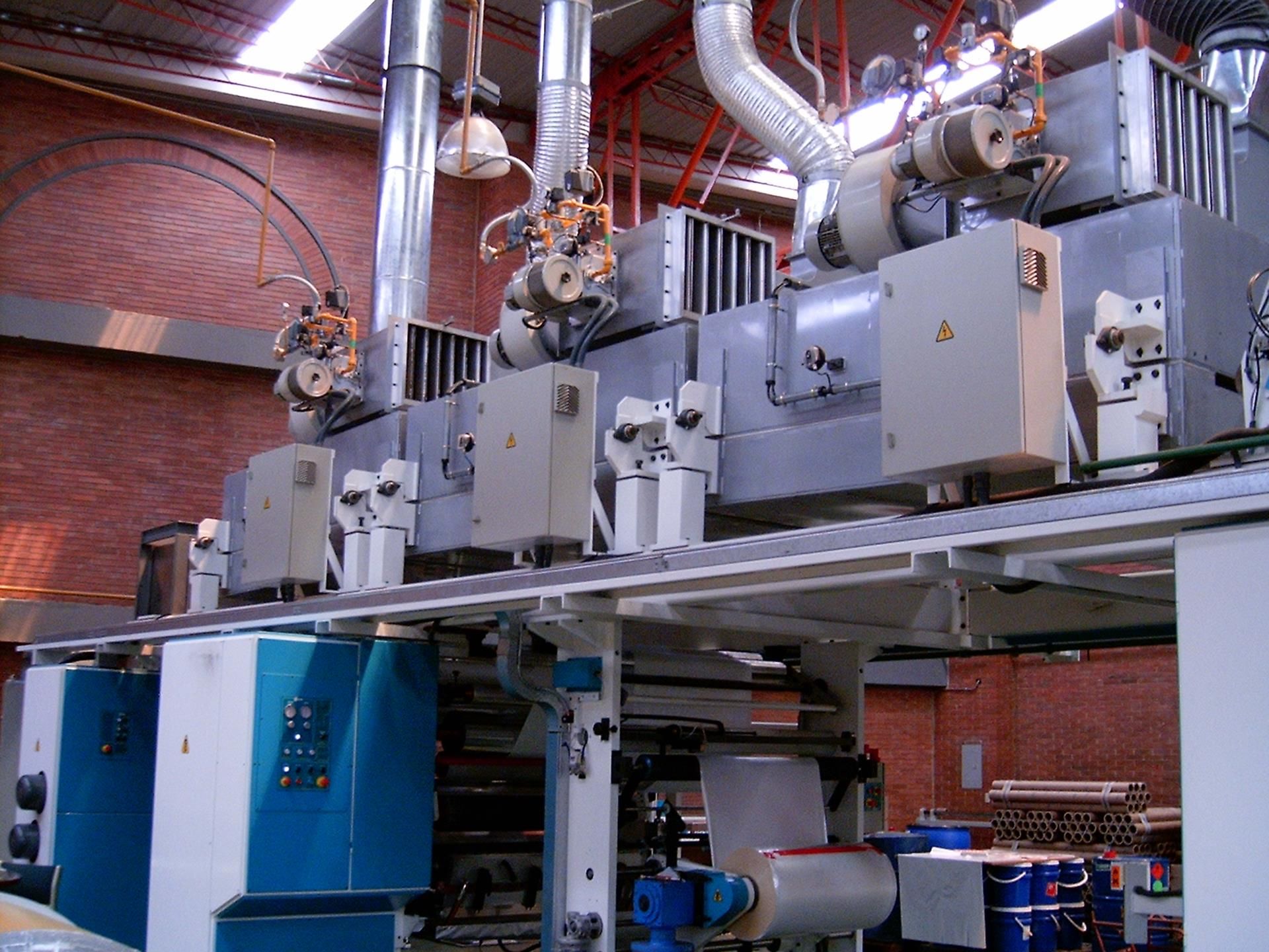 Una fábrica con mucha maquinaria y tuberías.