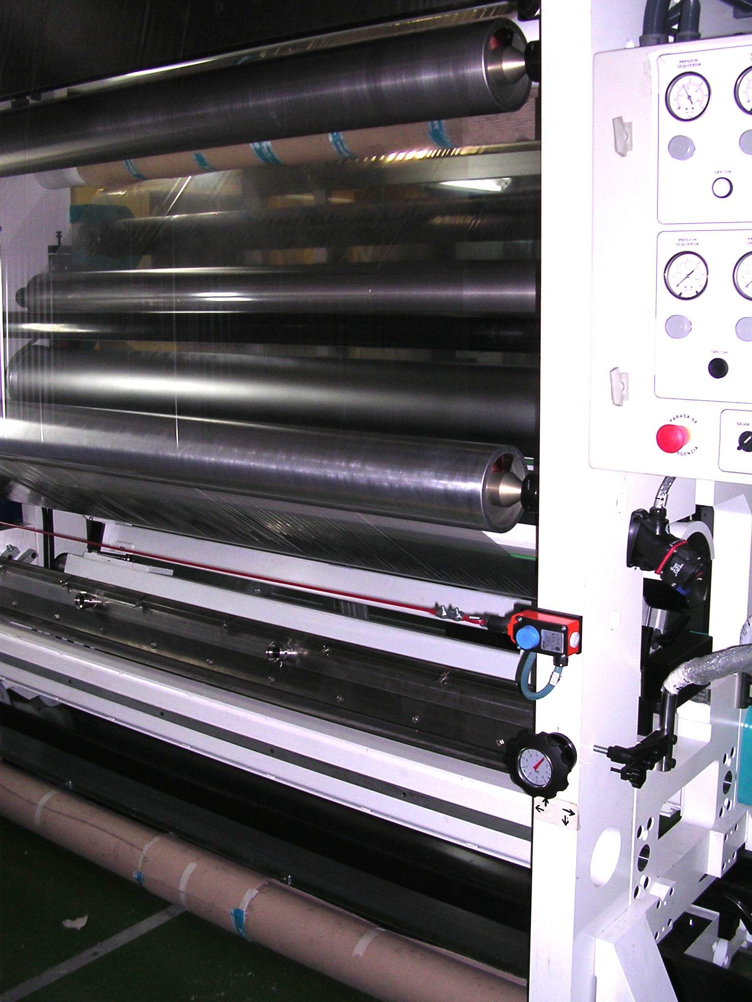 Una máquina que tiene muchos tubos.