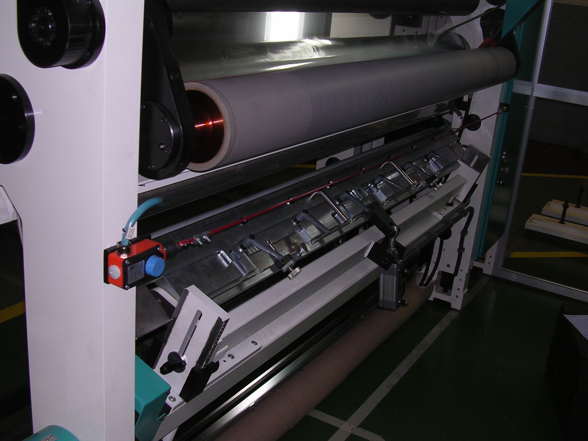 Una máquina que tiene un botón rojo.