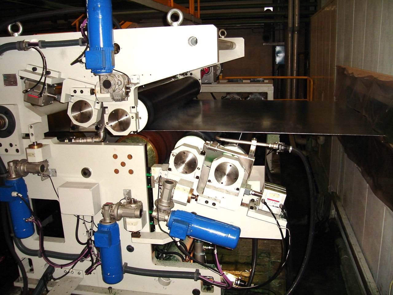 Una máquina que está sobre una mesa en una habitación.