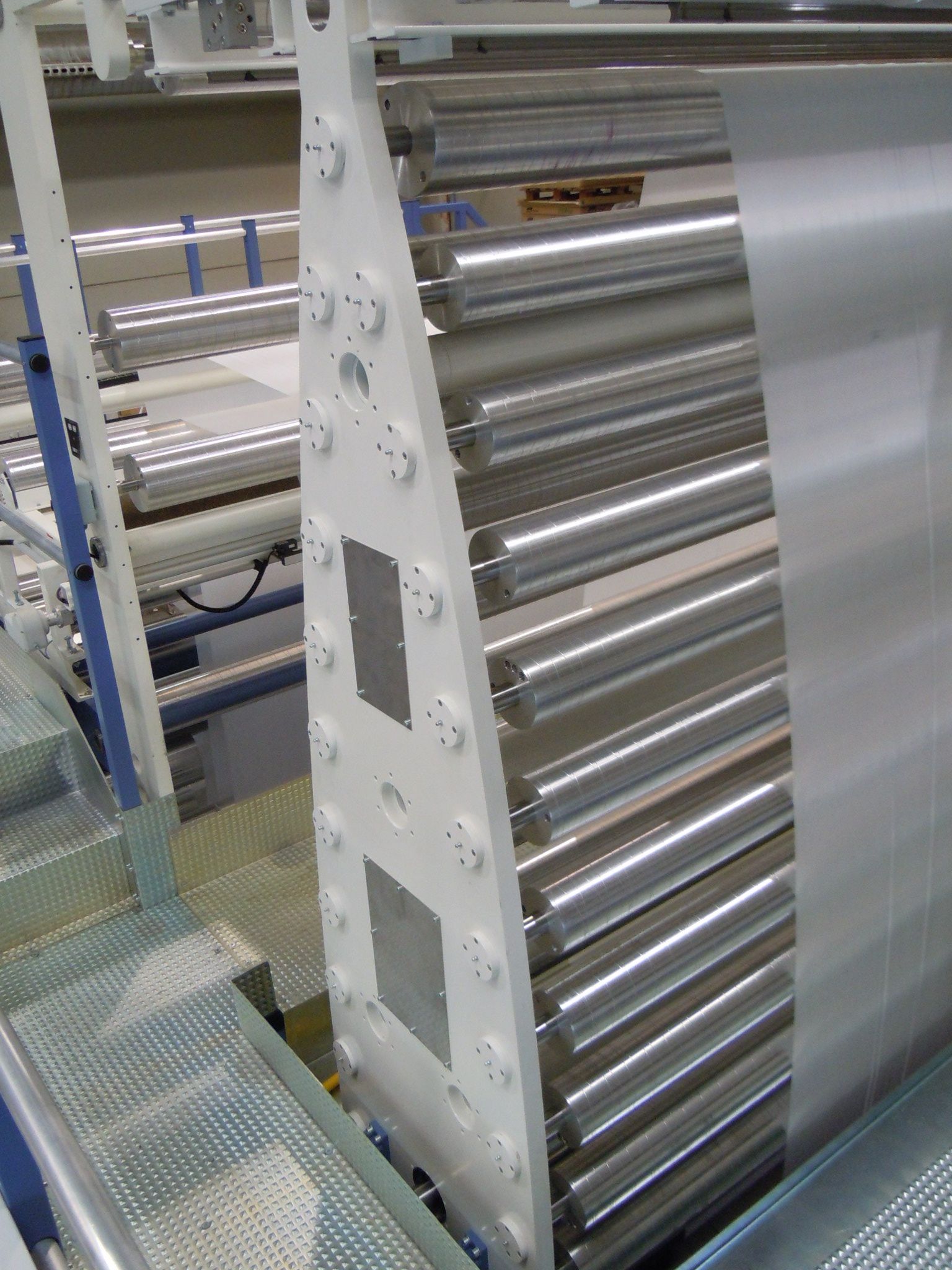 Un túnel oscuro con una luz amarilla al final.