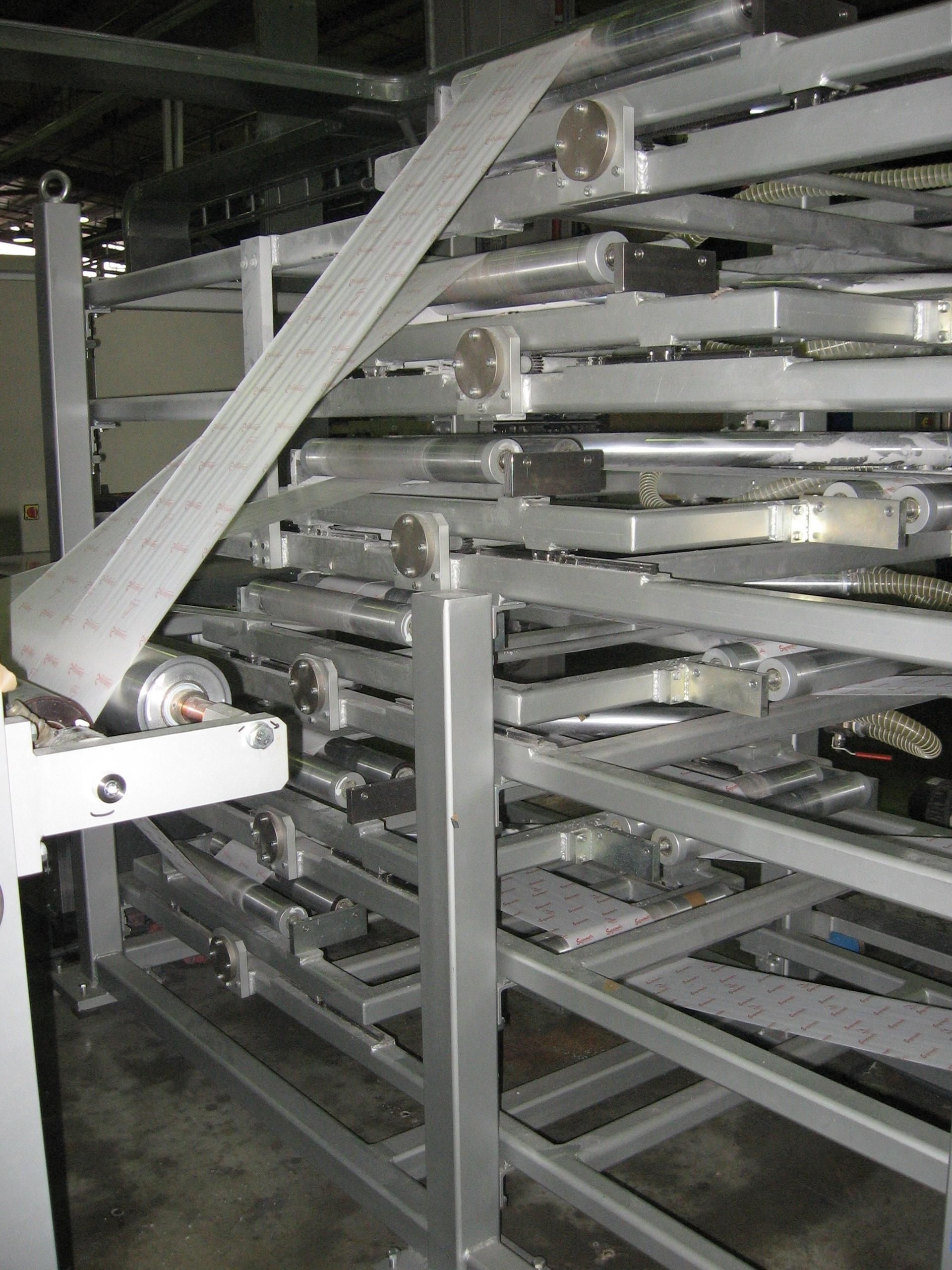 Un montón de estantes de metal apilados uno encima del otro.