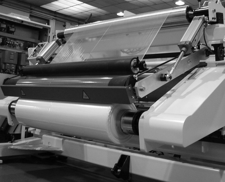 Una fotografía en blanco y negro de una máquina en una fábrica.