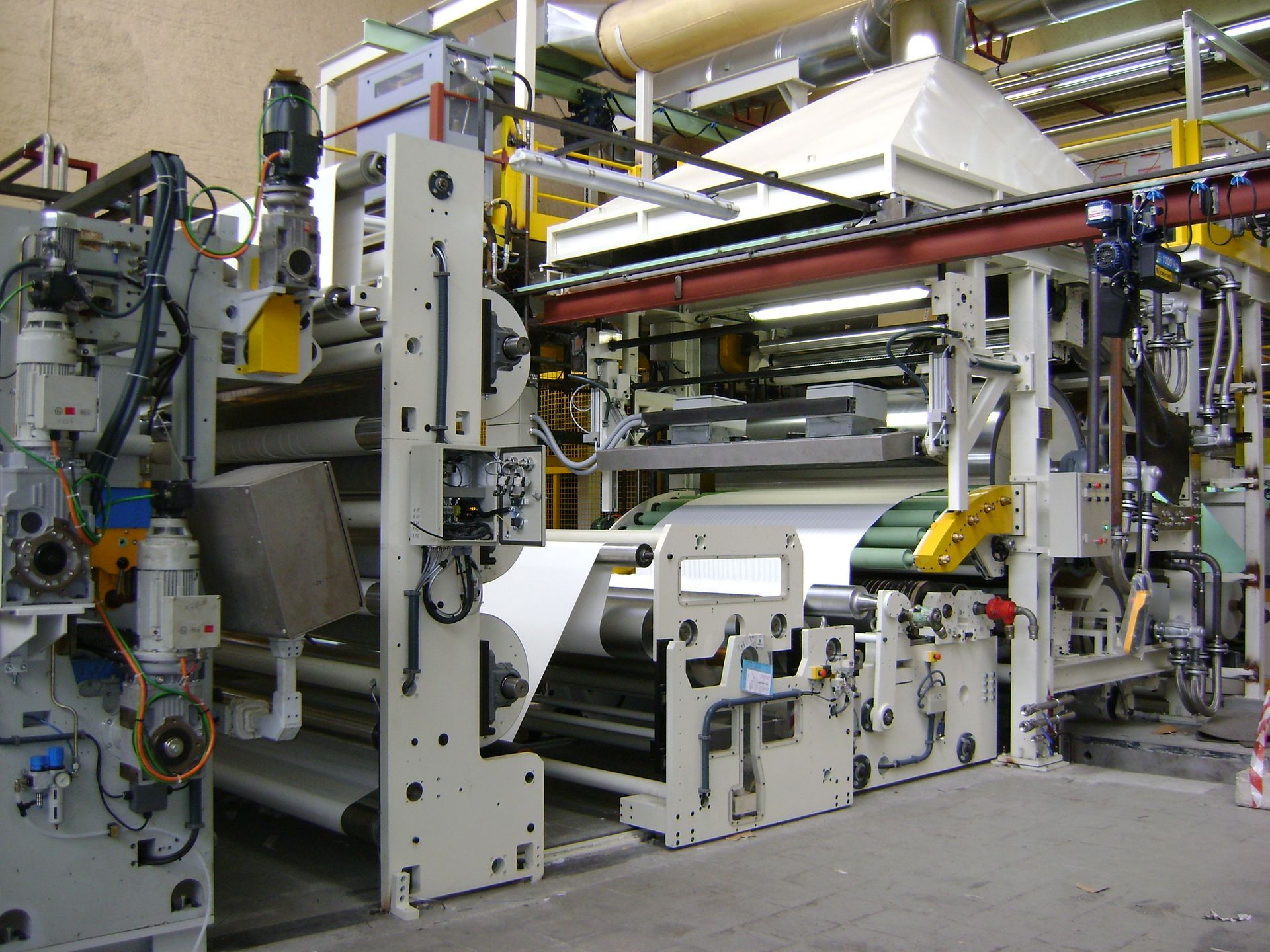 Una máquina en una fábrica que fabrica papel.