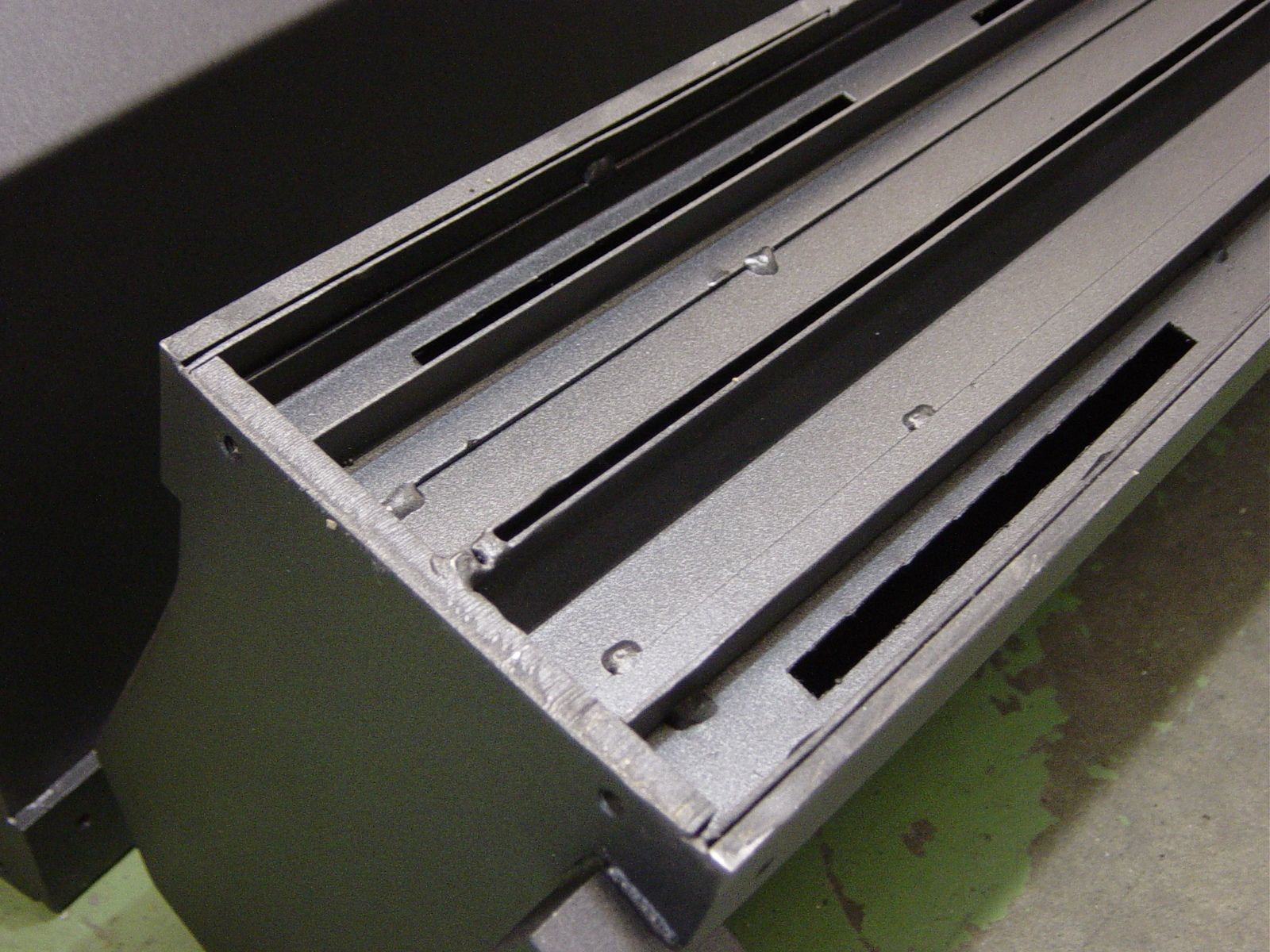 Un trozo de metal con agujeros que parece un teclado de piano.