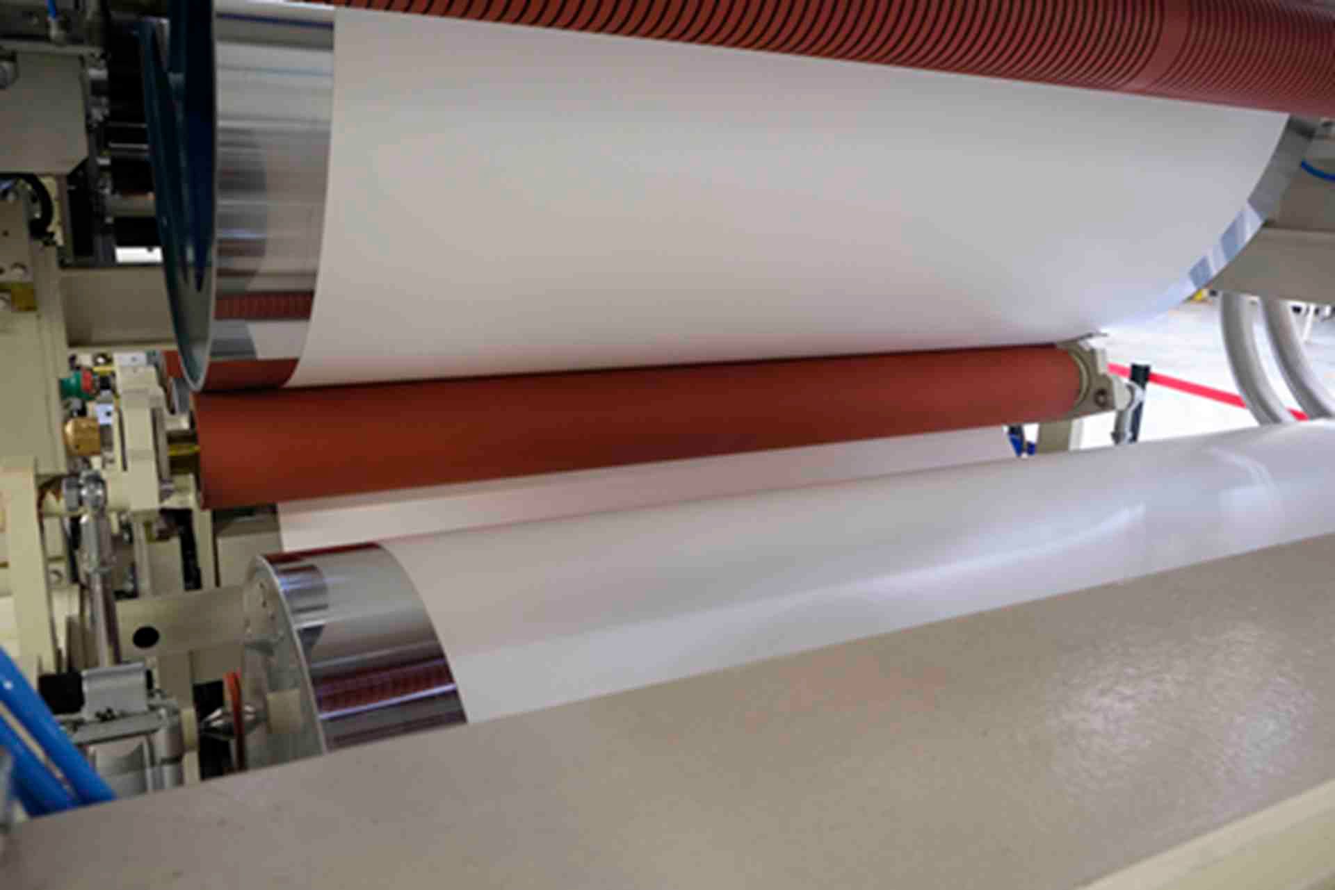 Una máquina está enrollando un rollo de papel en una fábrica.