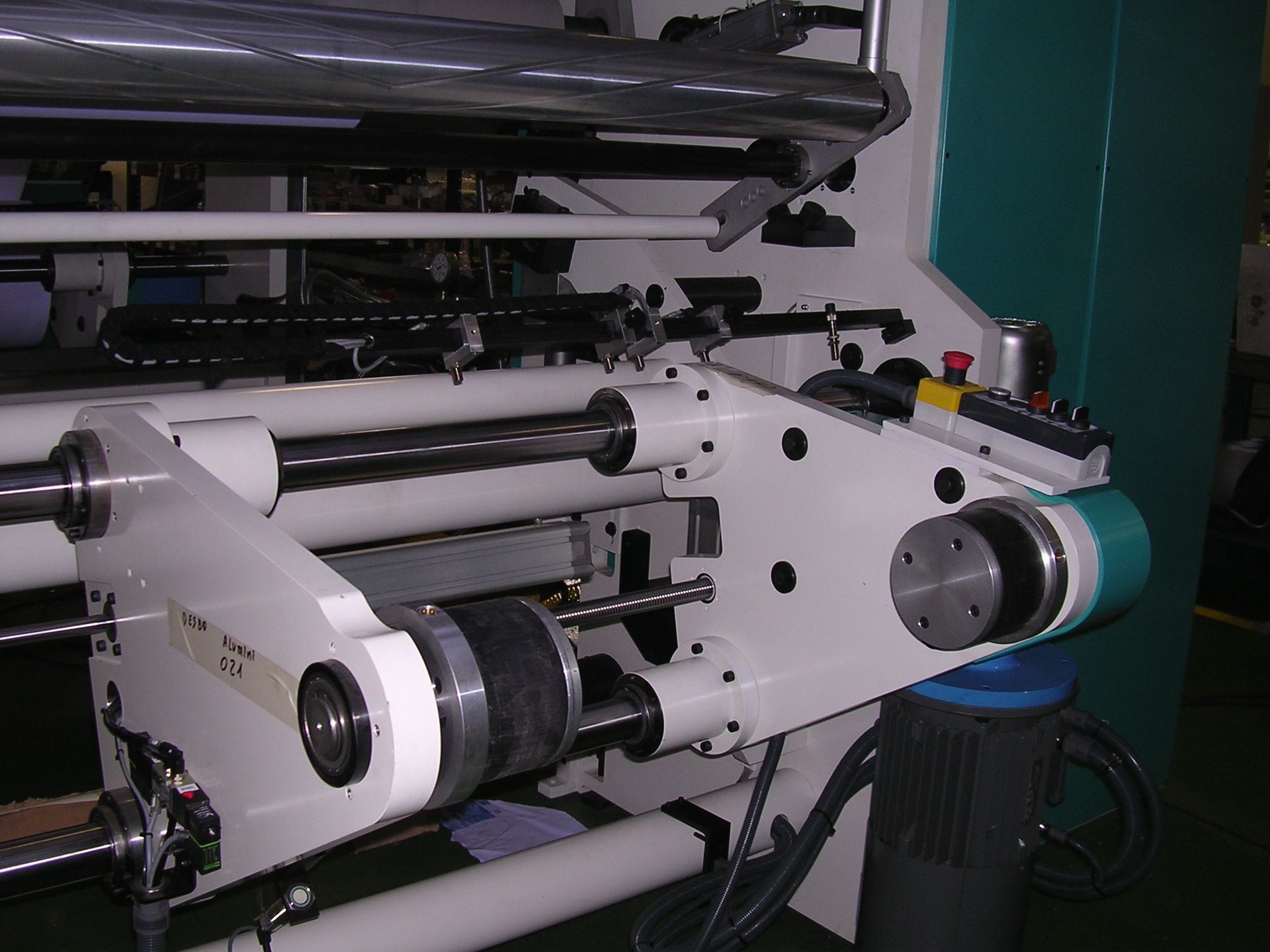 Una máquina con un cinturón que dice 'a' en él