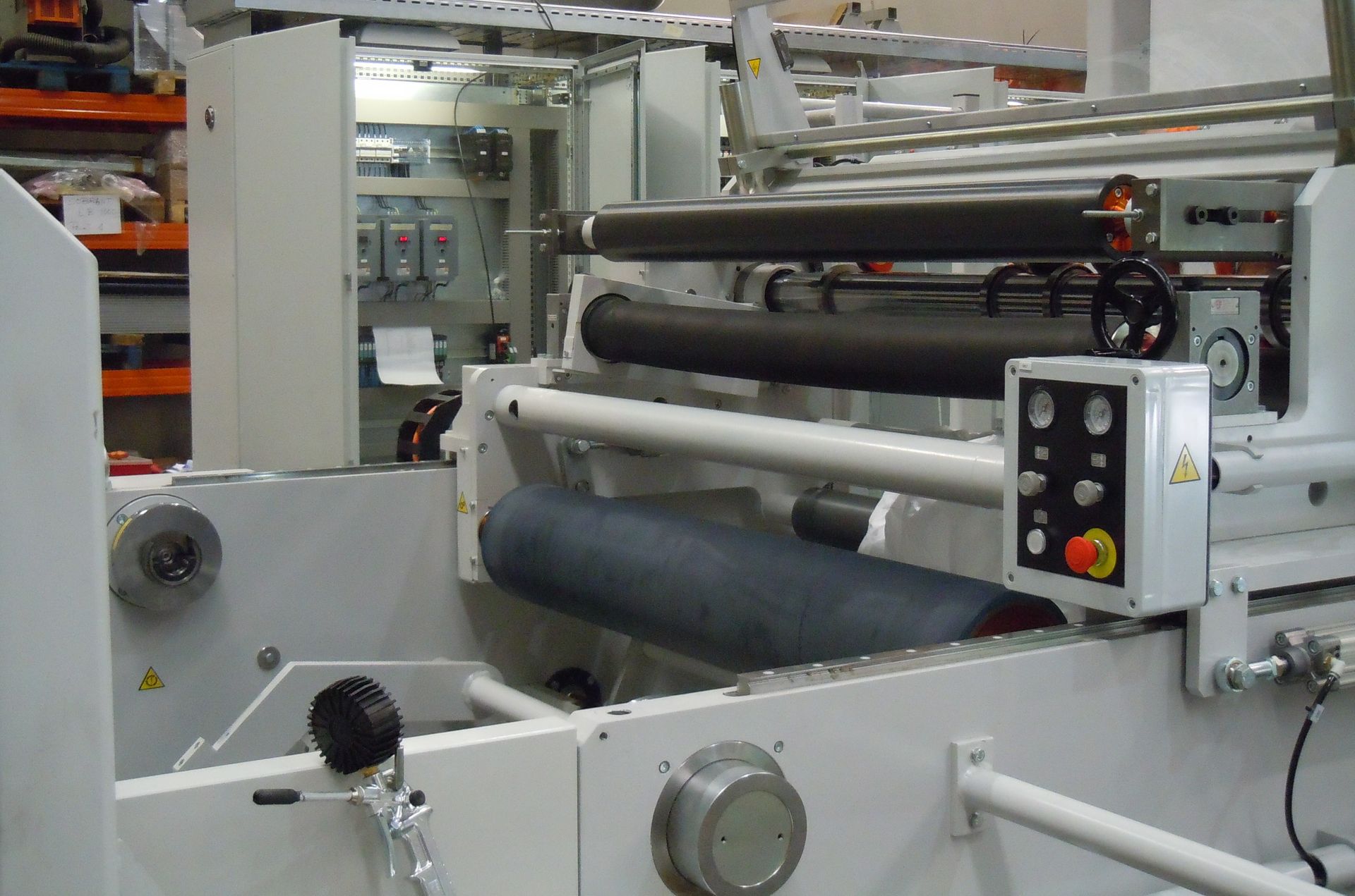 Una máquina está en una habitación con muchos cables saliendo de ella.