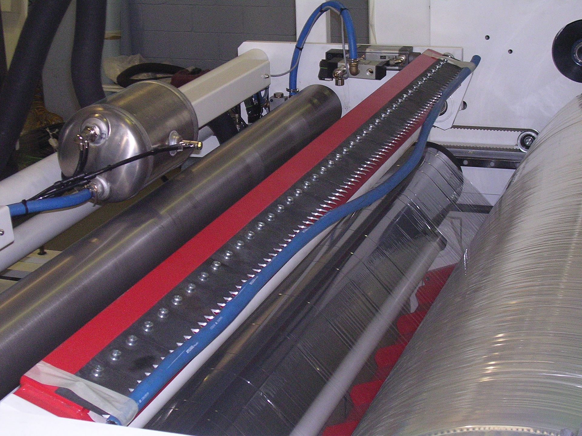 Una máquina que tiene una franja roja y azul.