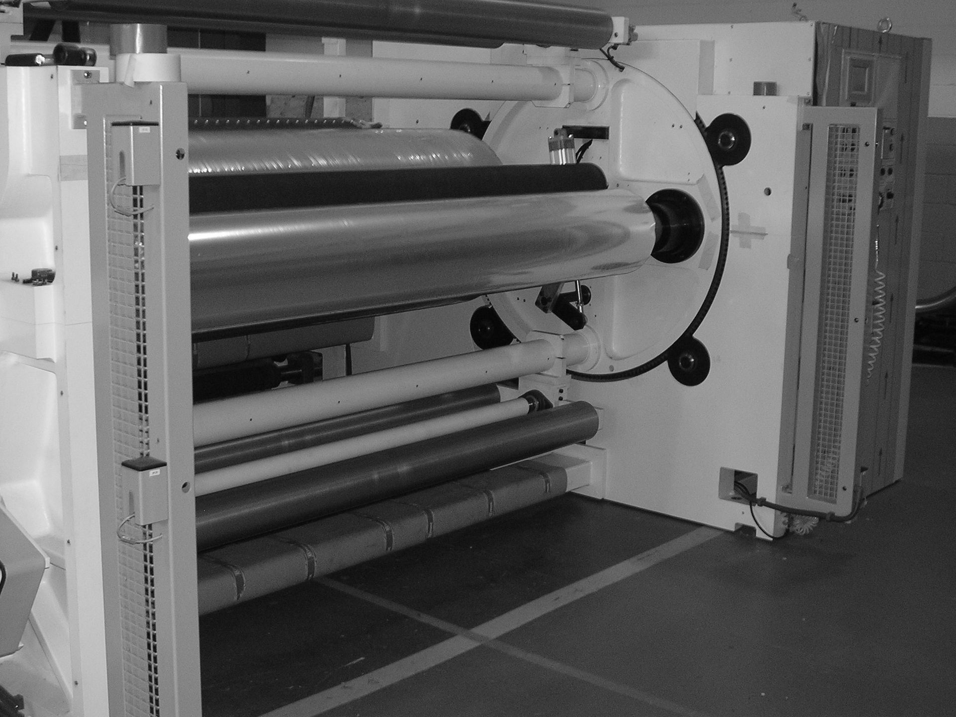 Una fotografía en blanco y negro de una máquina en una fábrica.