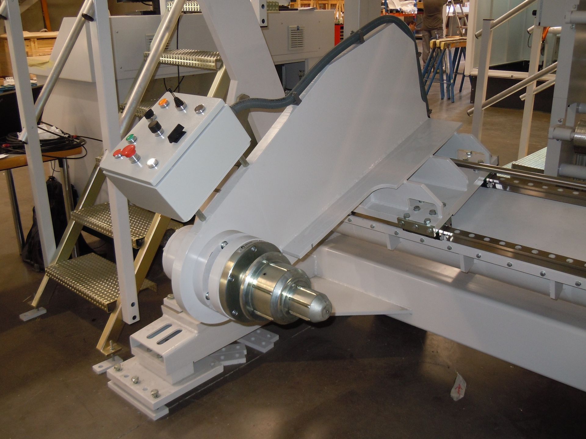 Una máquina con una caja encima y escaleras detrás.