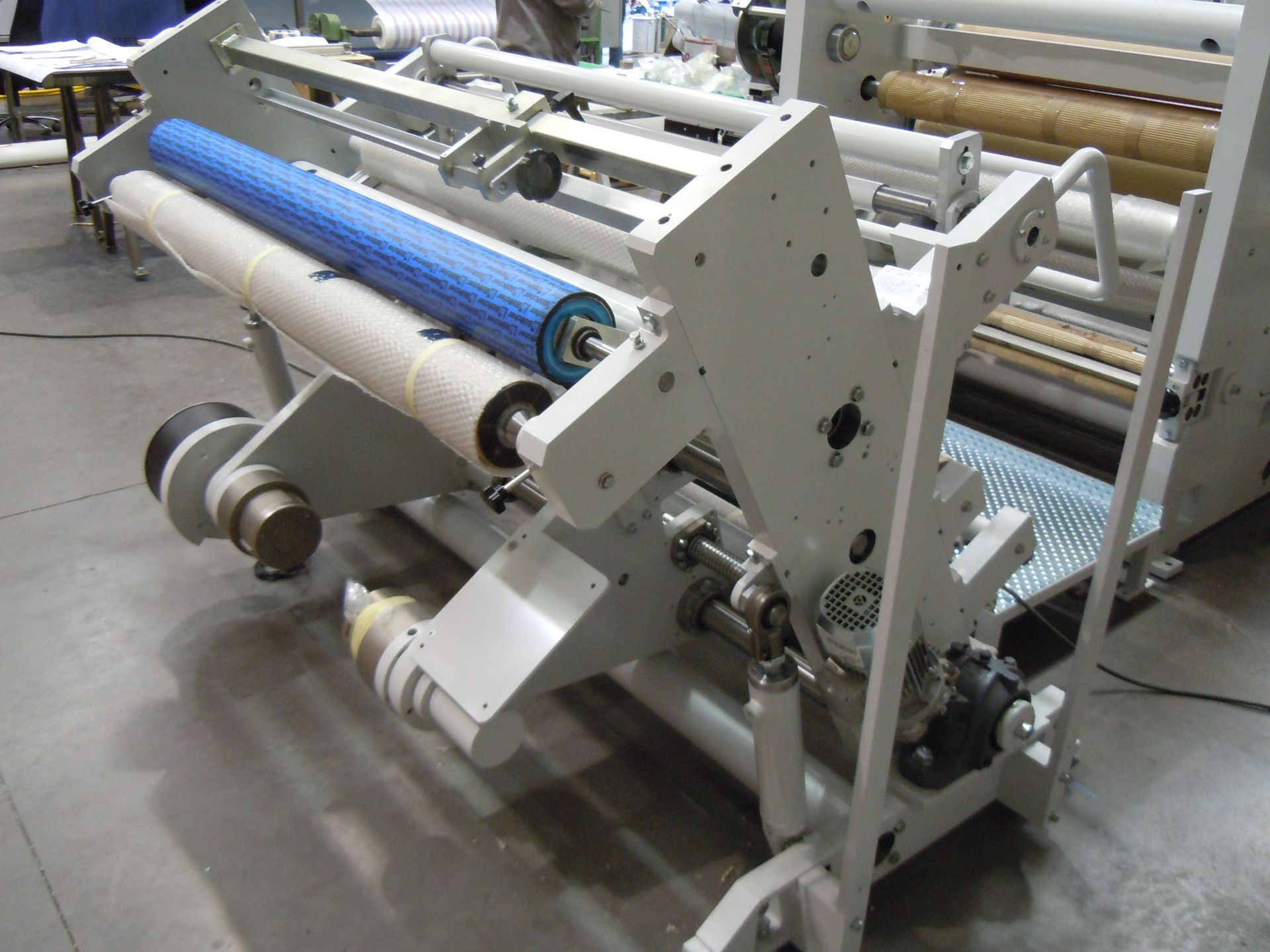 Una máquina con un rodillo azul en el costado.