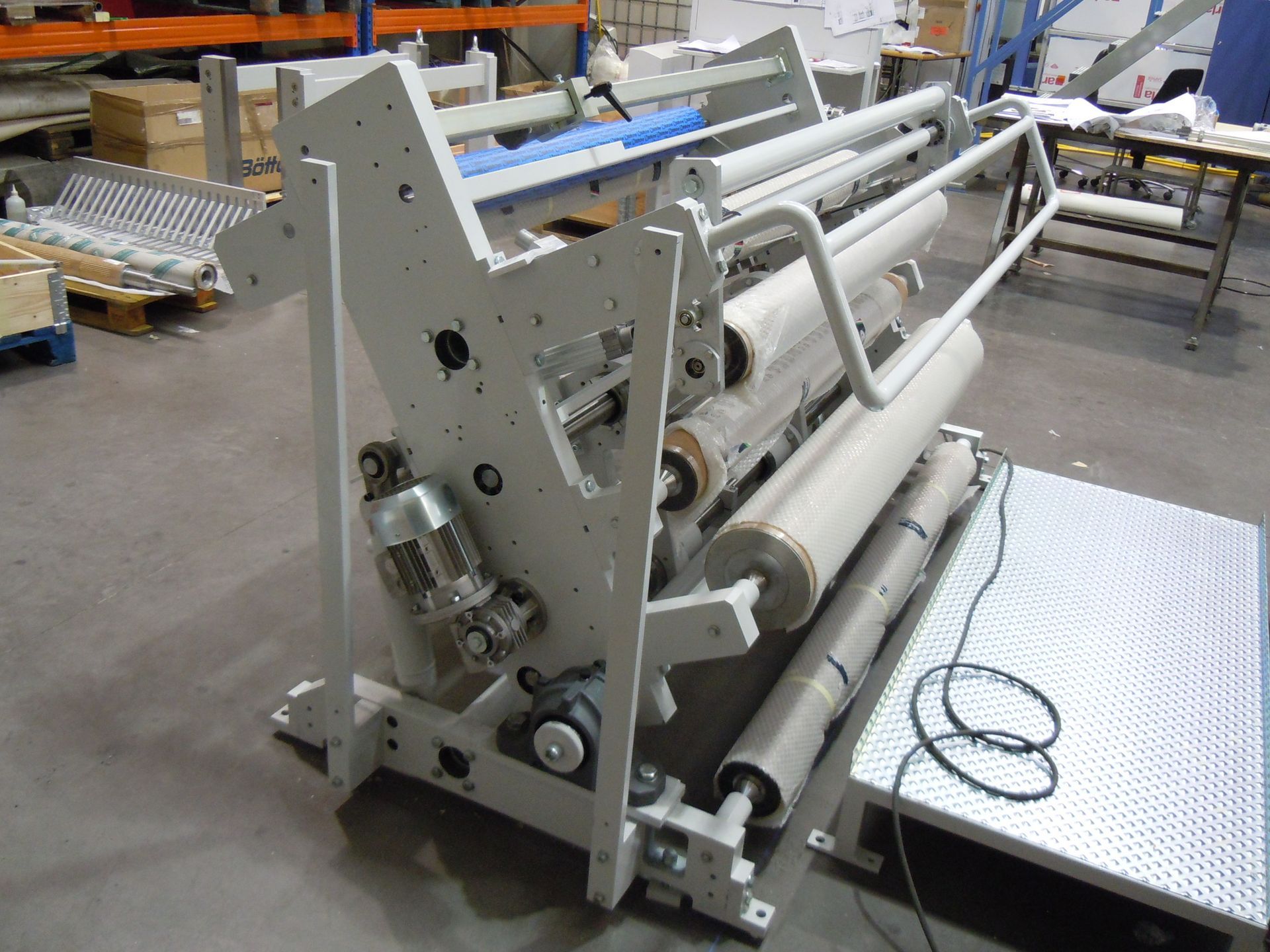 Una máquina está sentada sobre una mesa en un almacén.