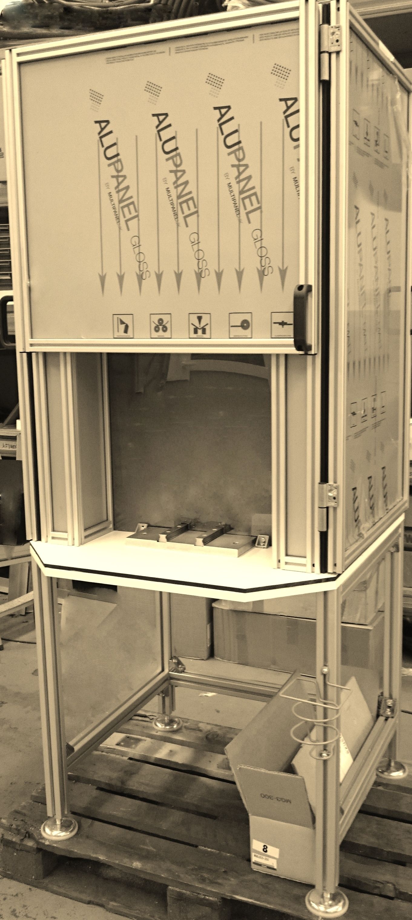 Una fotografía en blanco y negro de una máquina con una caja delante de ella.