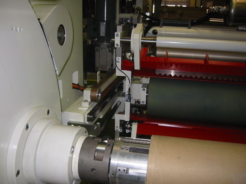 Una máquina que fabrica un rollo de papel.