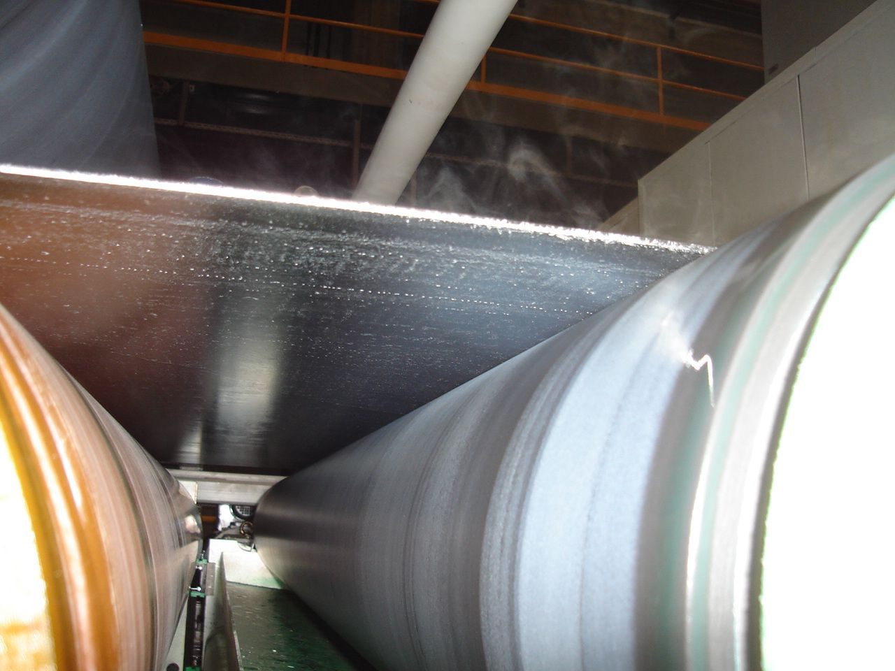 Un primer plano de una máquina de la que sale humo.