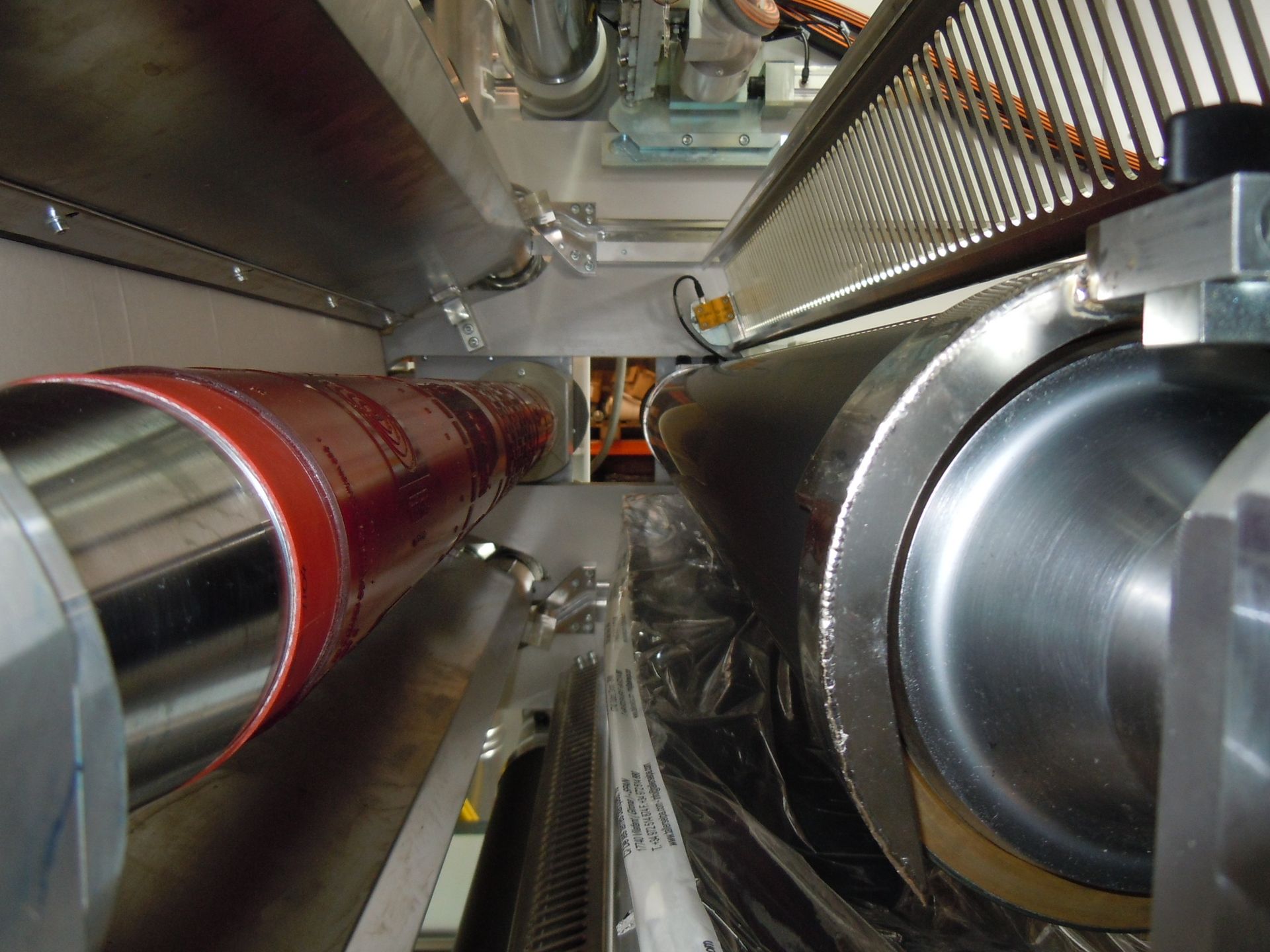 Un primer plano de una máquina con un cilindro rojo en el medio.