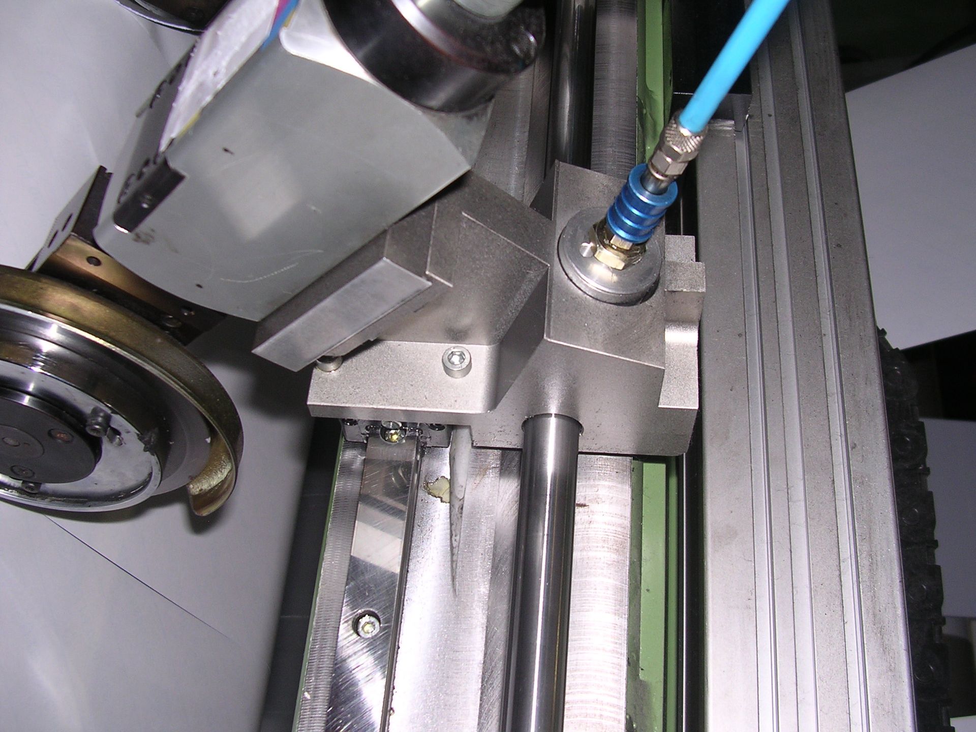 Un primer plano de una máquina con una manguera azul conectada a ella.