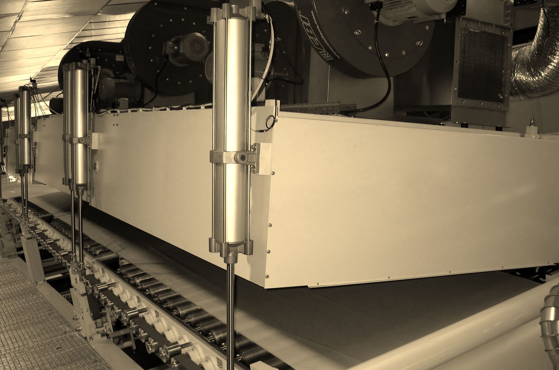 Una fotografía en blanco y negro de una cinta transportadora en una fábrica.