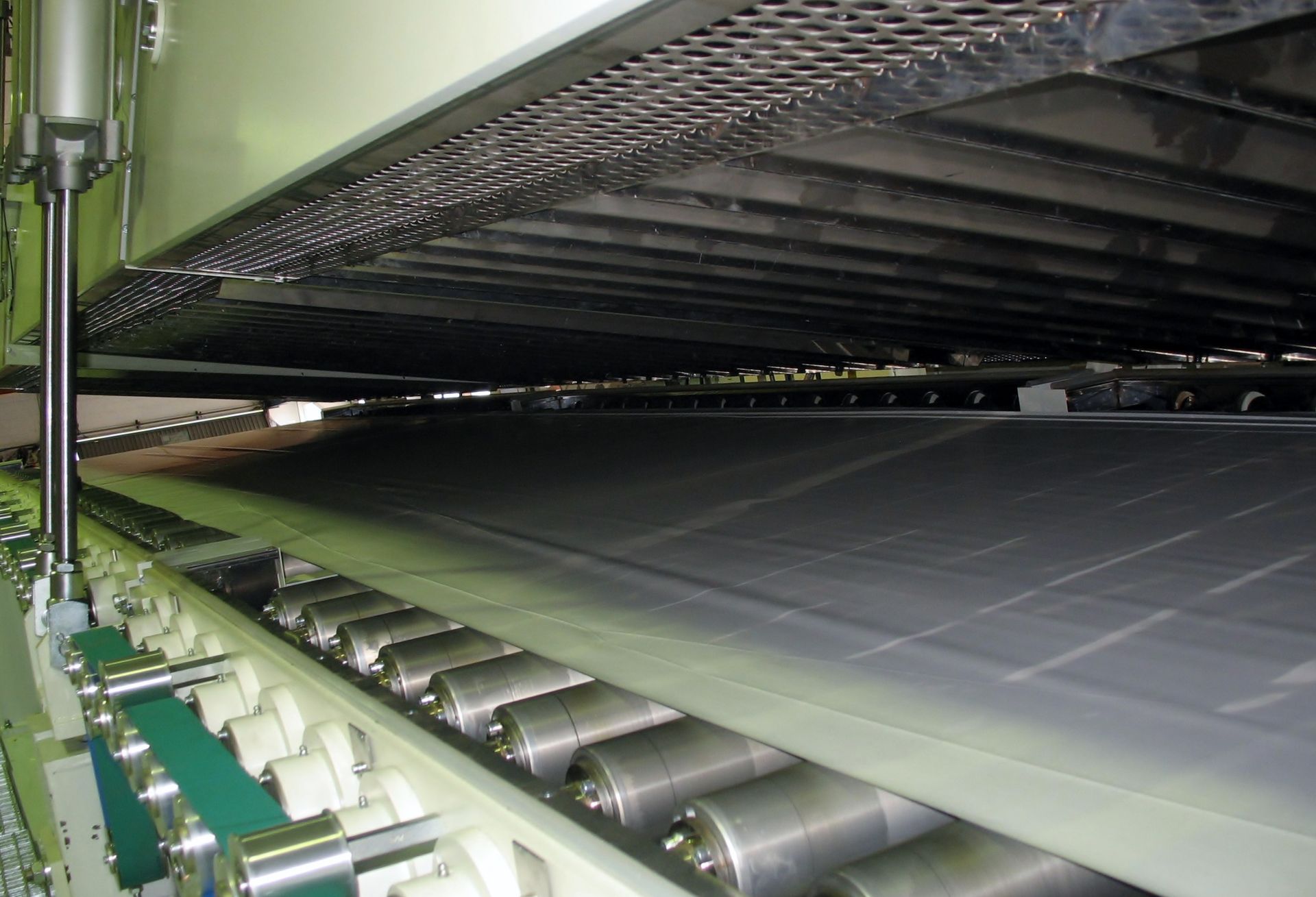 Una máquina grande con una cinta transportadora que la atraviesa.