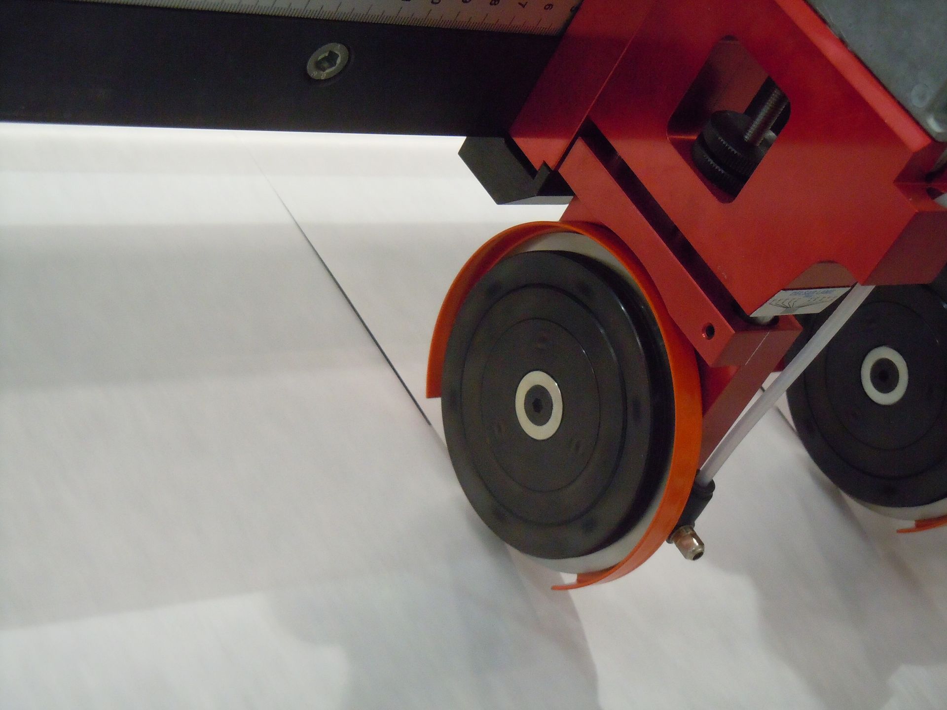 Un primer plano de una rueda con una O en ella.