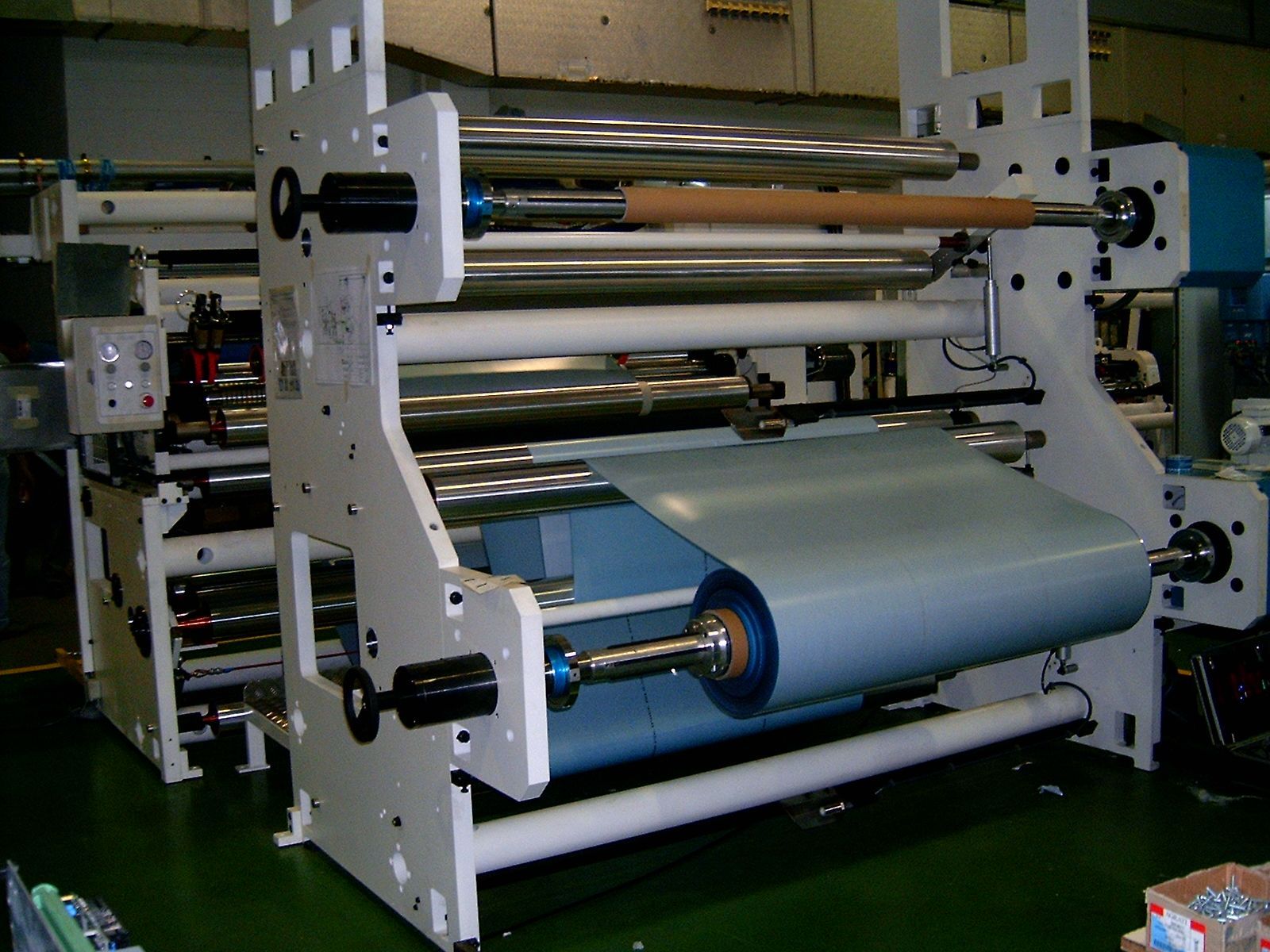 Una máquina con un rollo de papel azul encima.