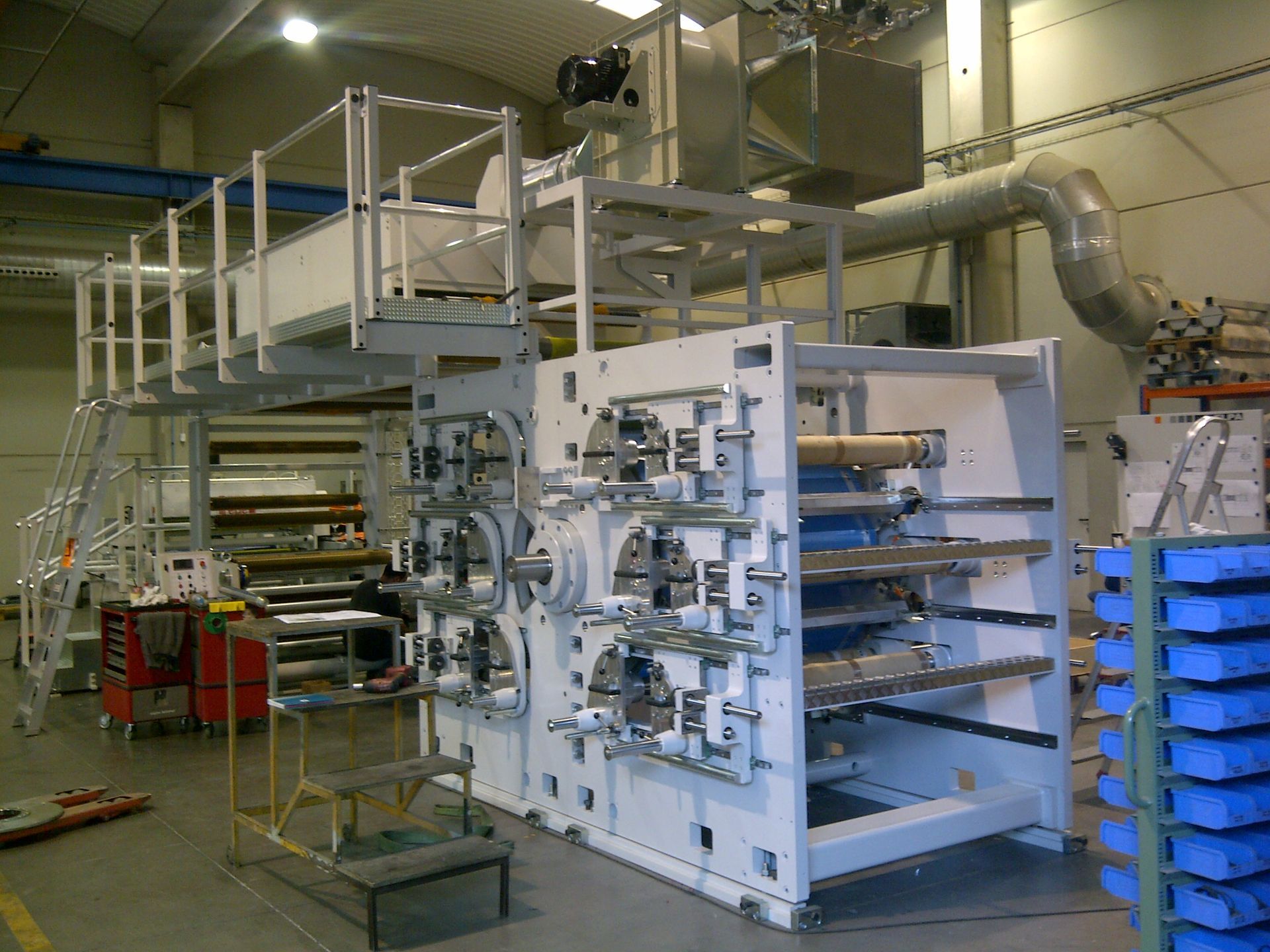 Una gran máquina blanca se encuentra en un almacén.