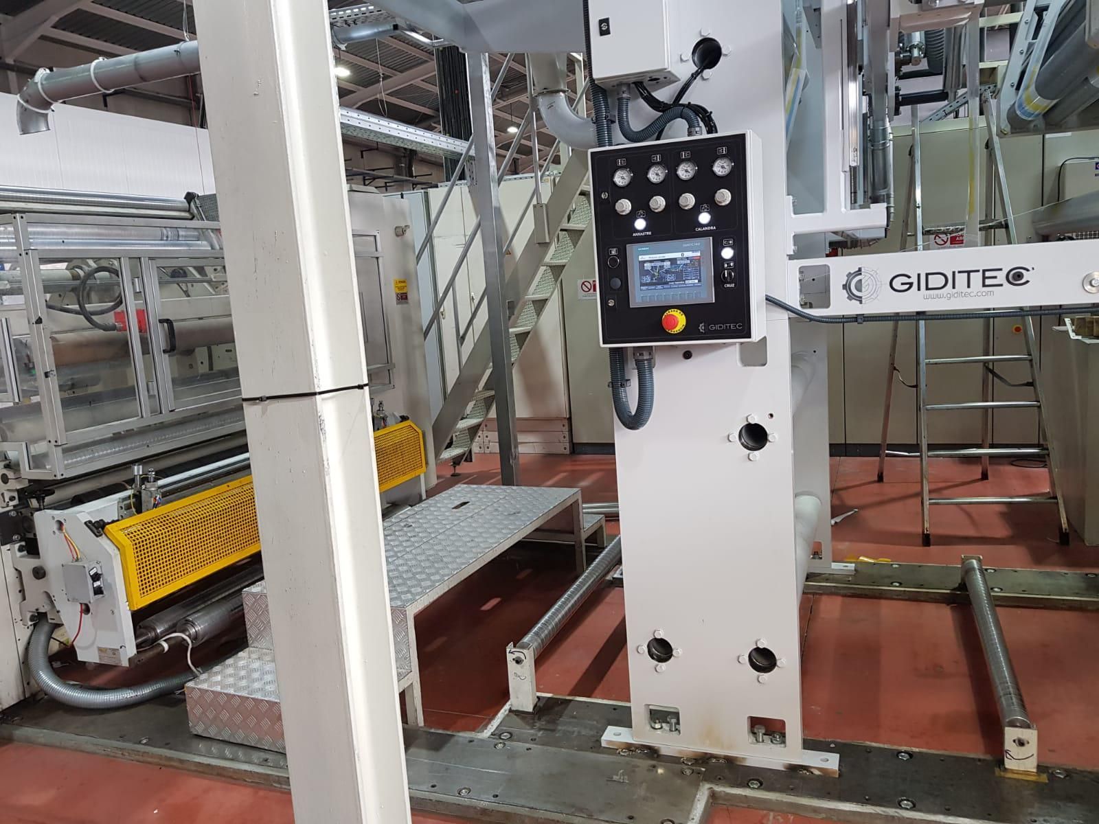 Una máquina en una fábrica con un panel de control en ella.