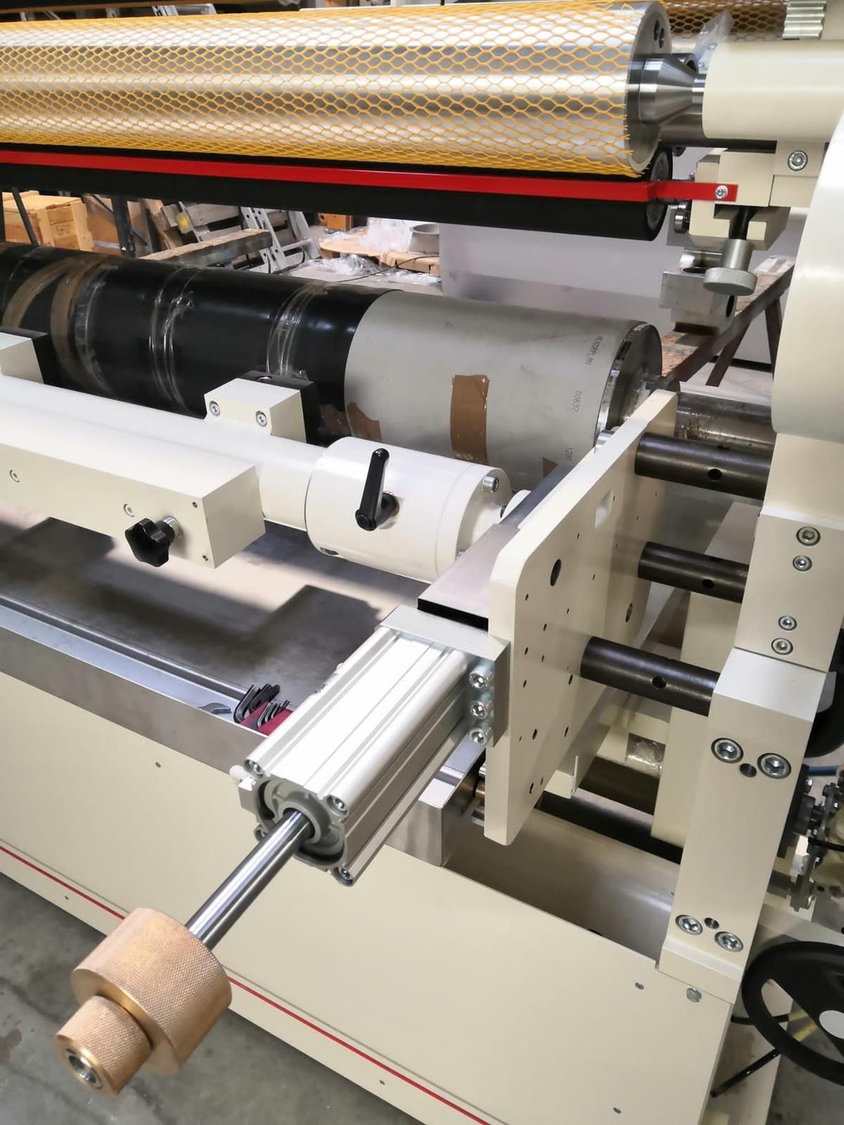 Una máquina está sentada en el suelo en un almacén.