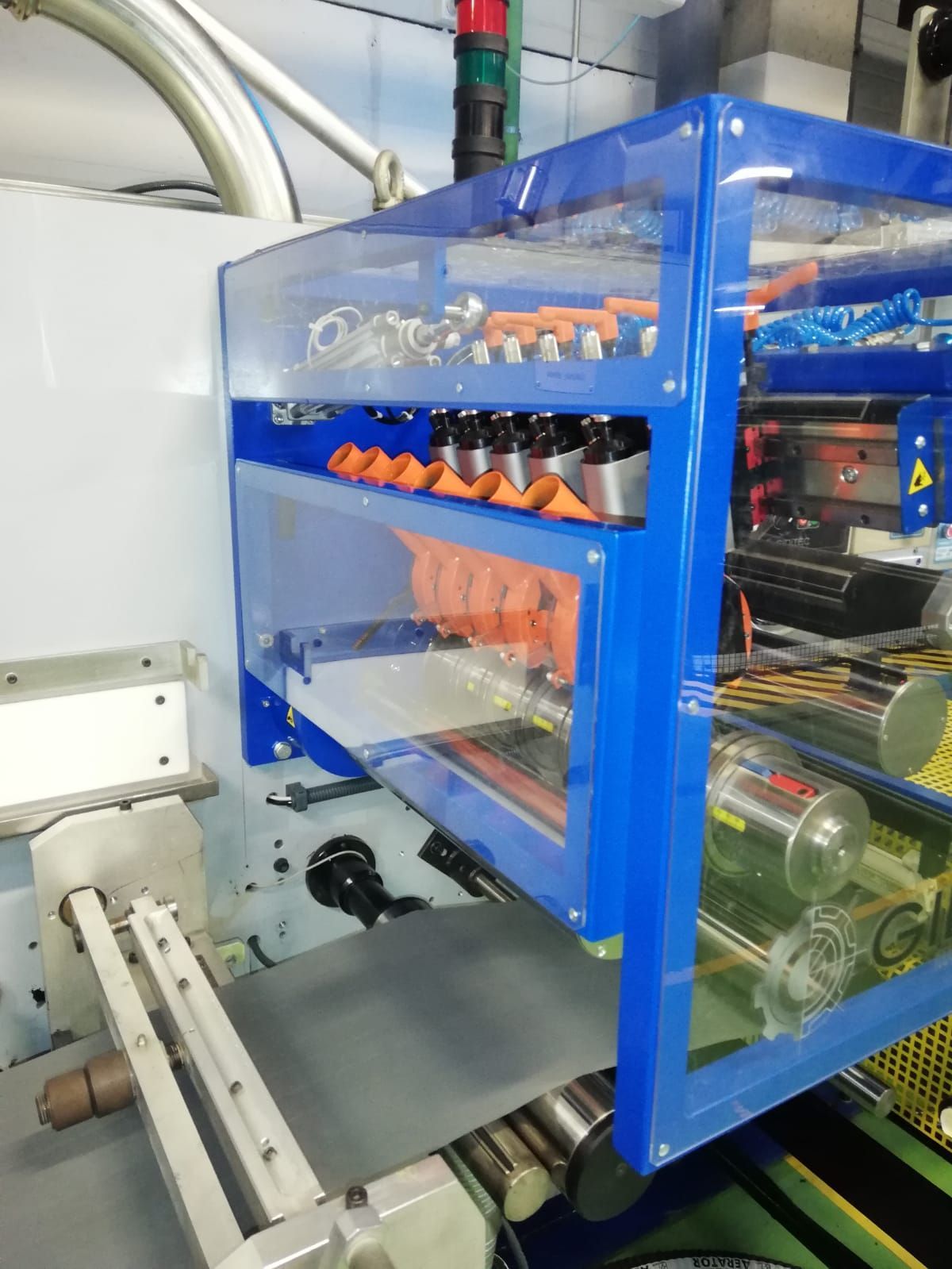 Una máquina con un estante azul encima.